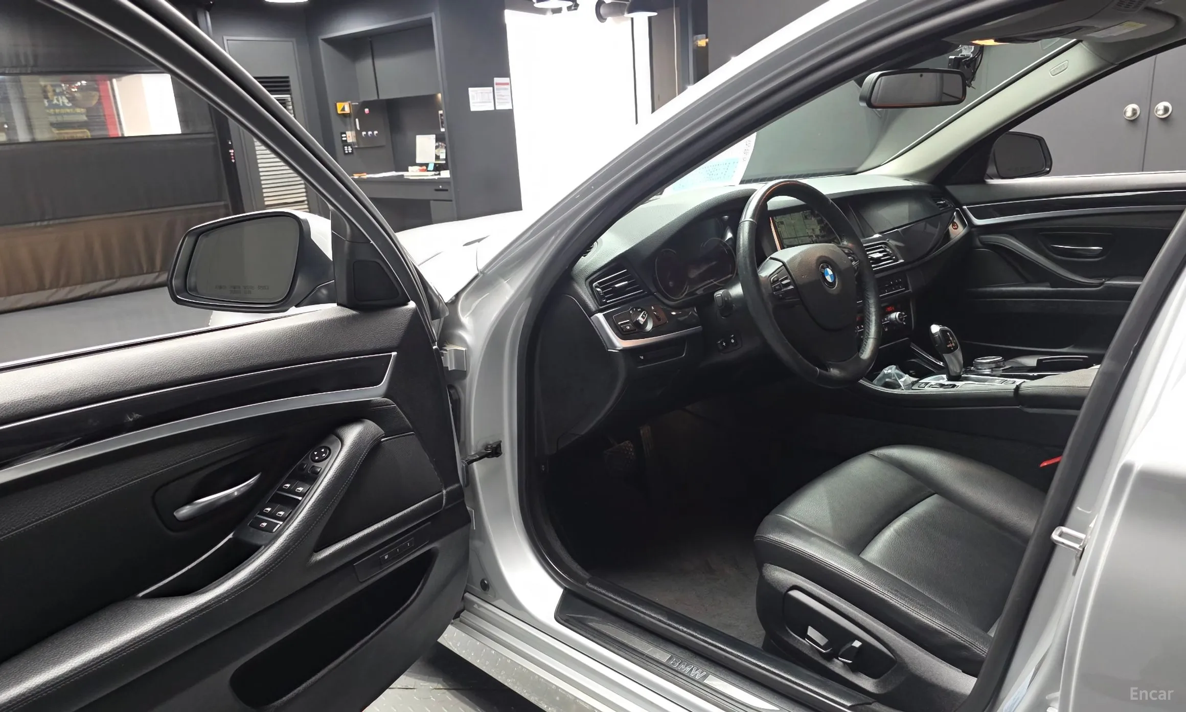BMW 5 Series (F10) превью 10