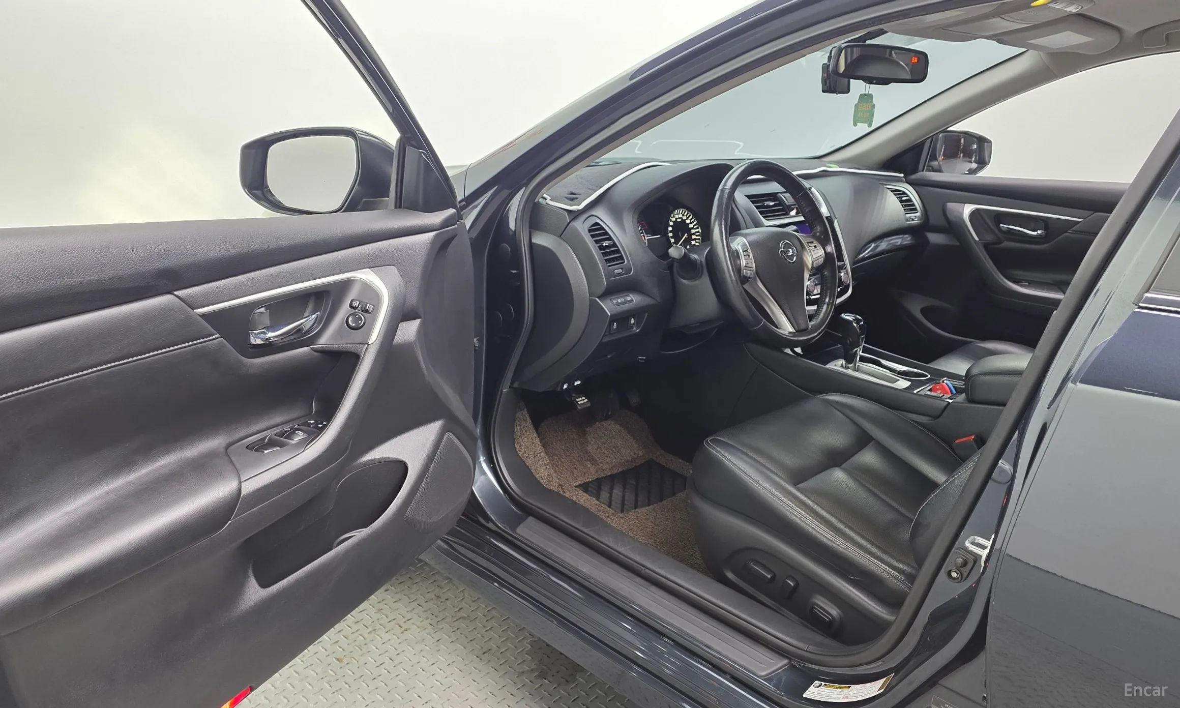 Nissan Altima превью 10