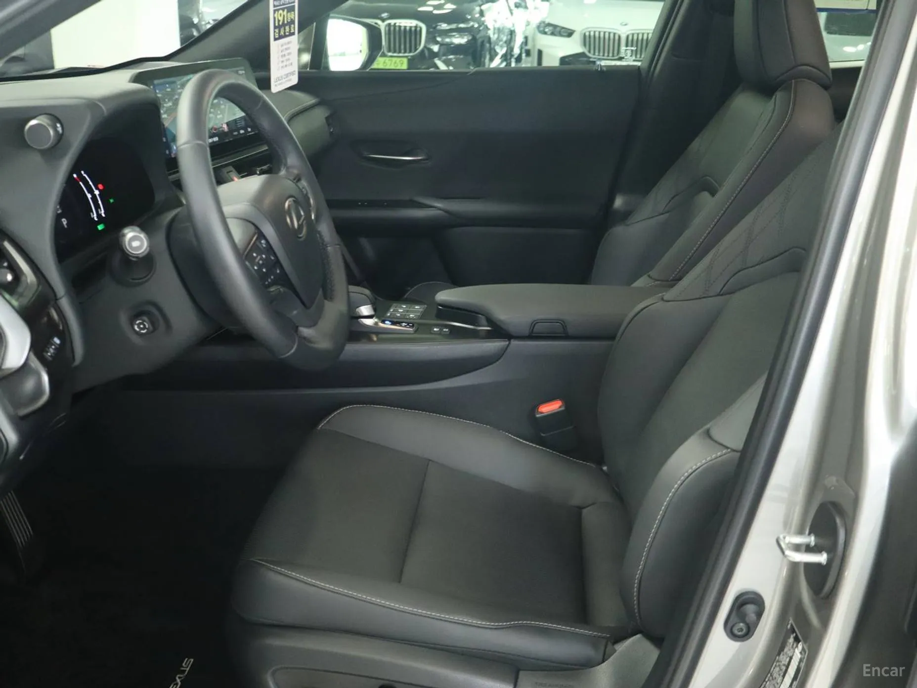 Lexus UX300h превью 10