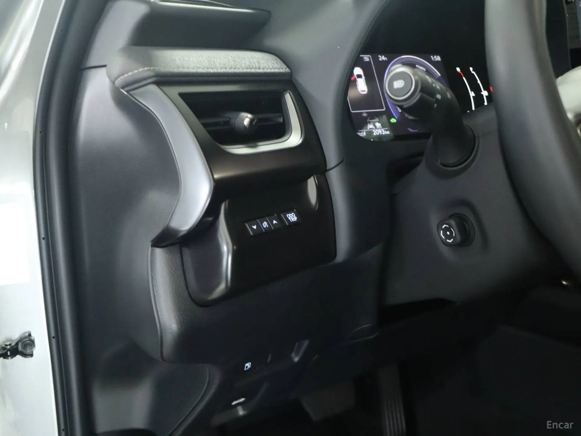 Lexus UX300h превью 12