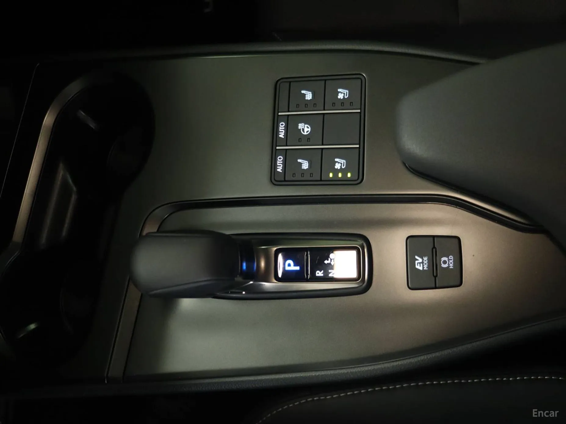 Lexus UX300h превью 9