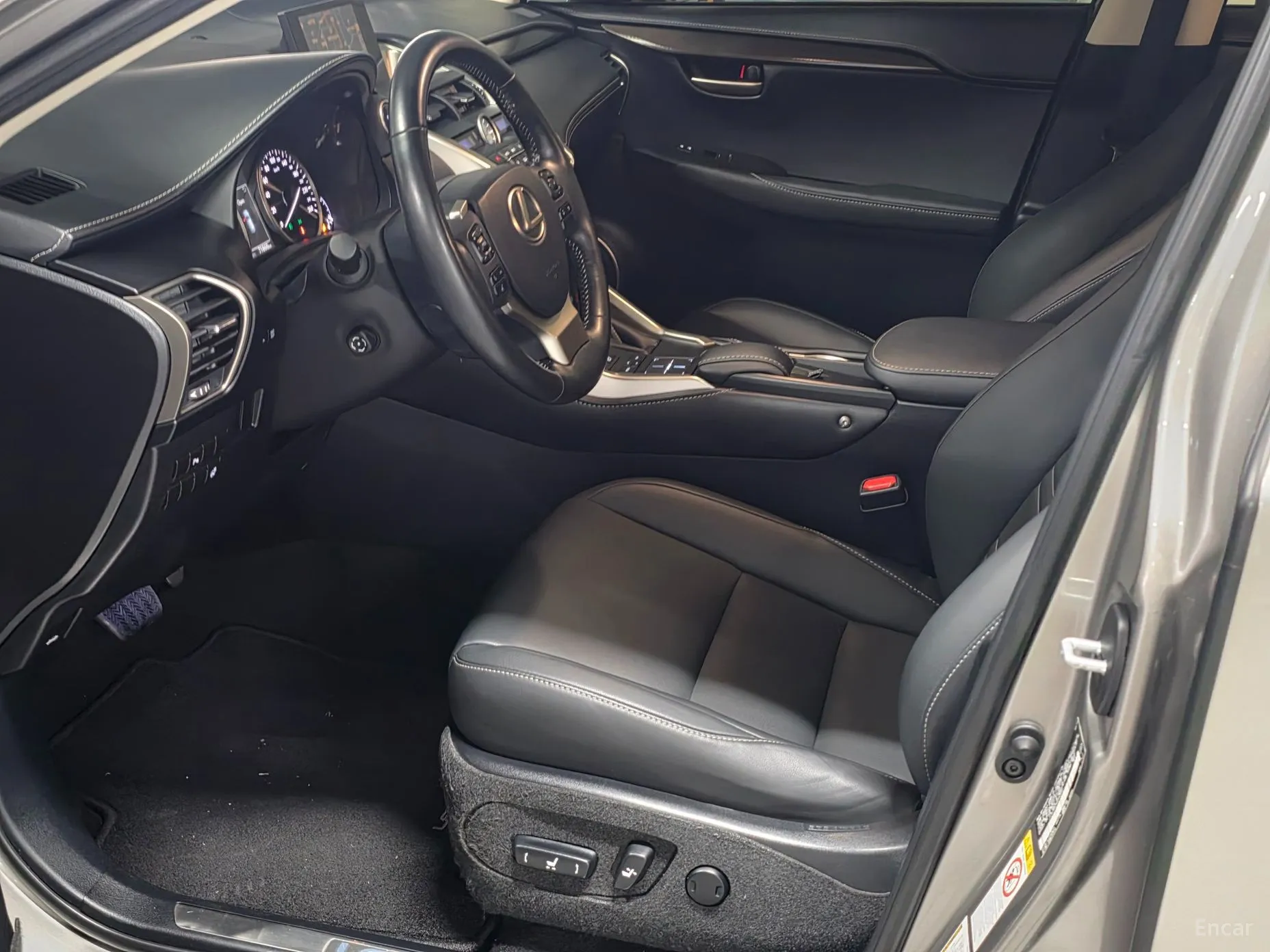 Lexus NX300h превью 10