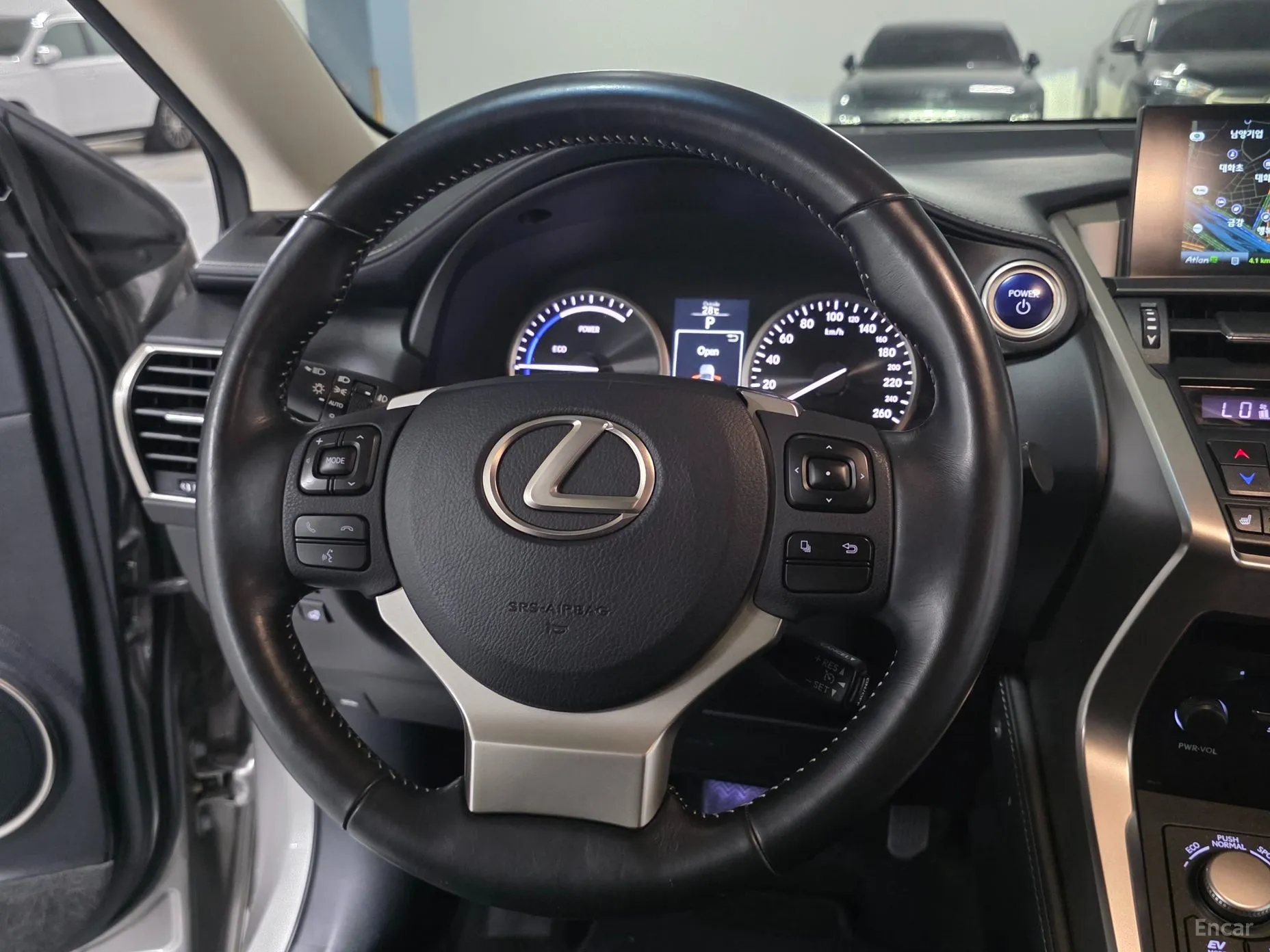 Lexus NX300h превью 4