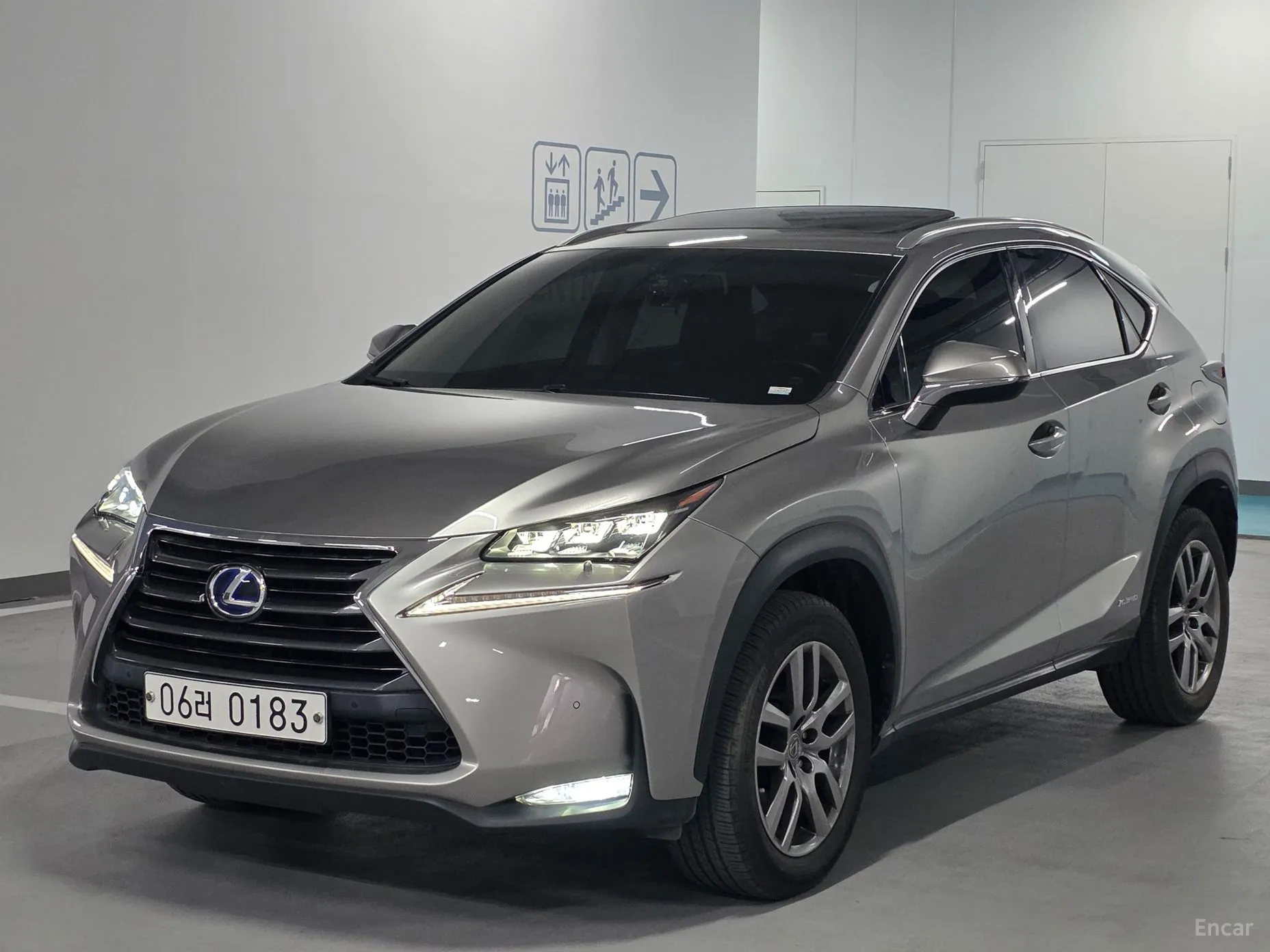 Lexus NX300h превью 7