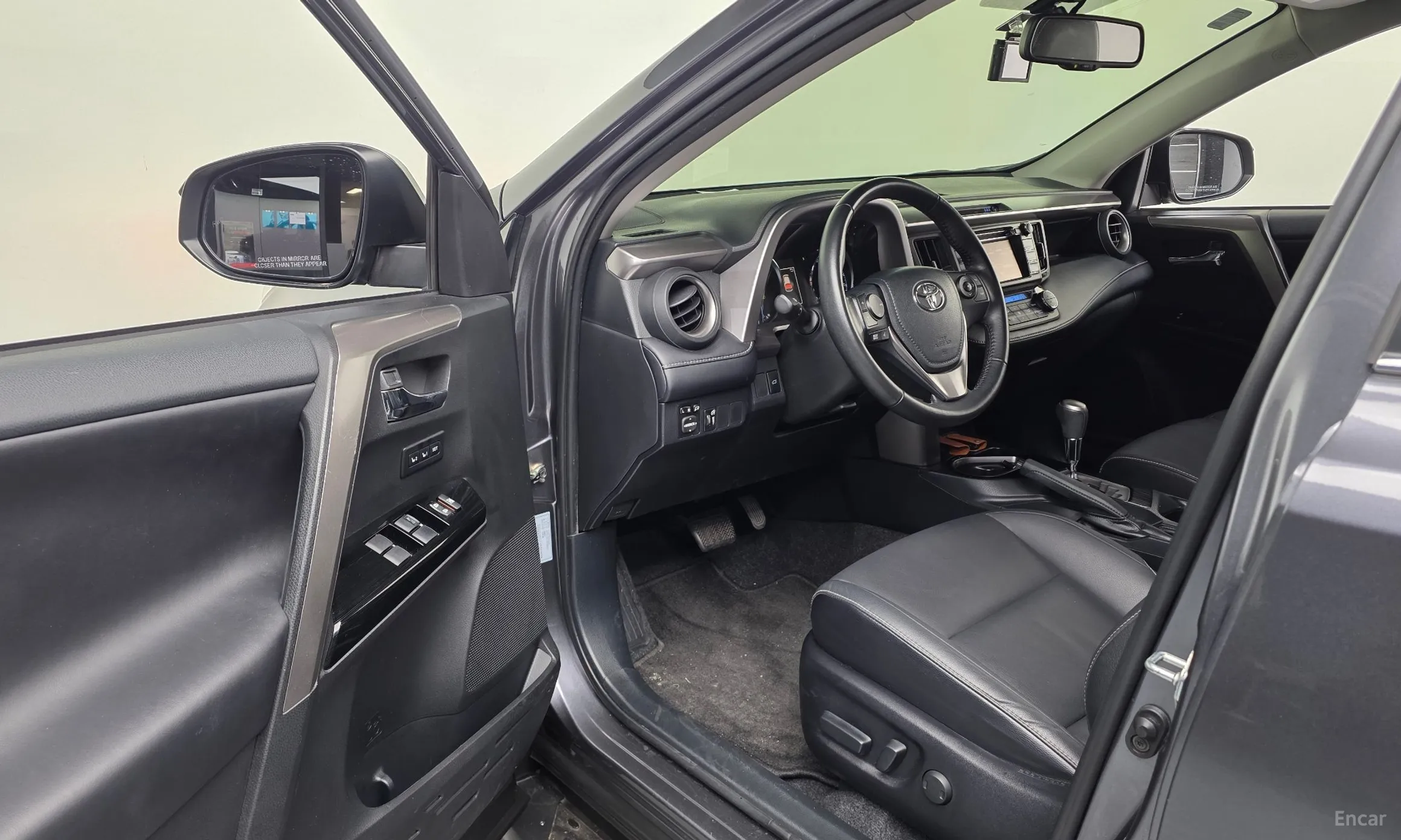 Toyota RAV4 превью 10