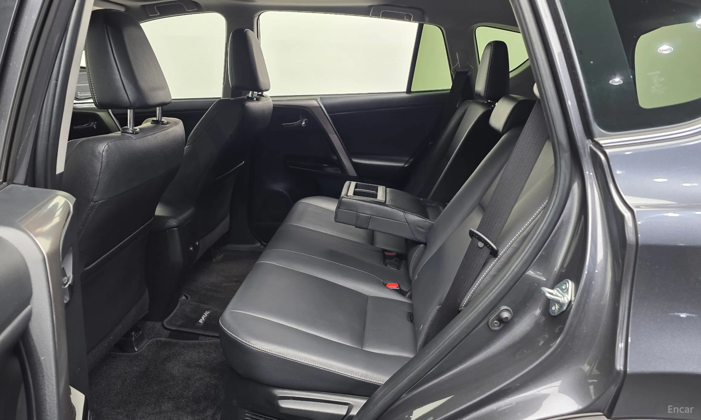 Toyota RAV4 превью 12