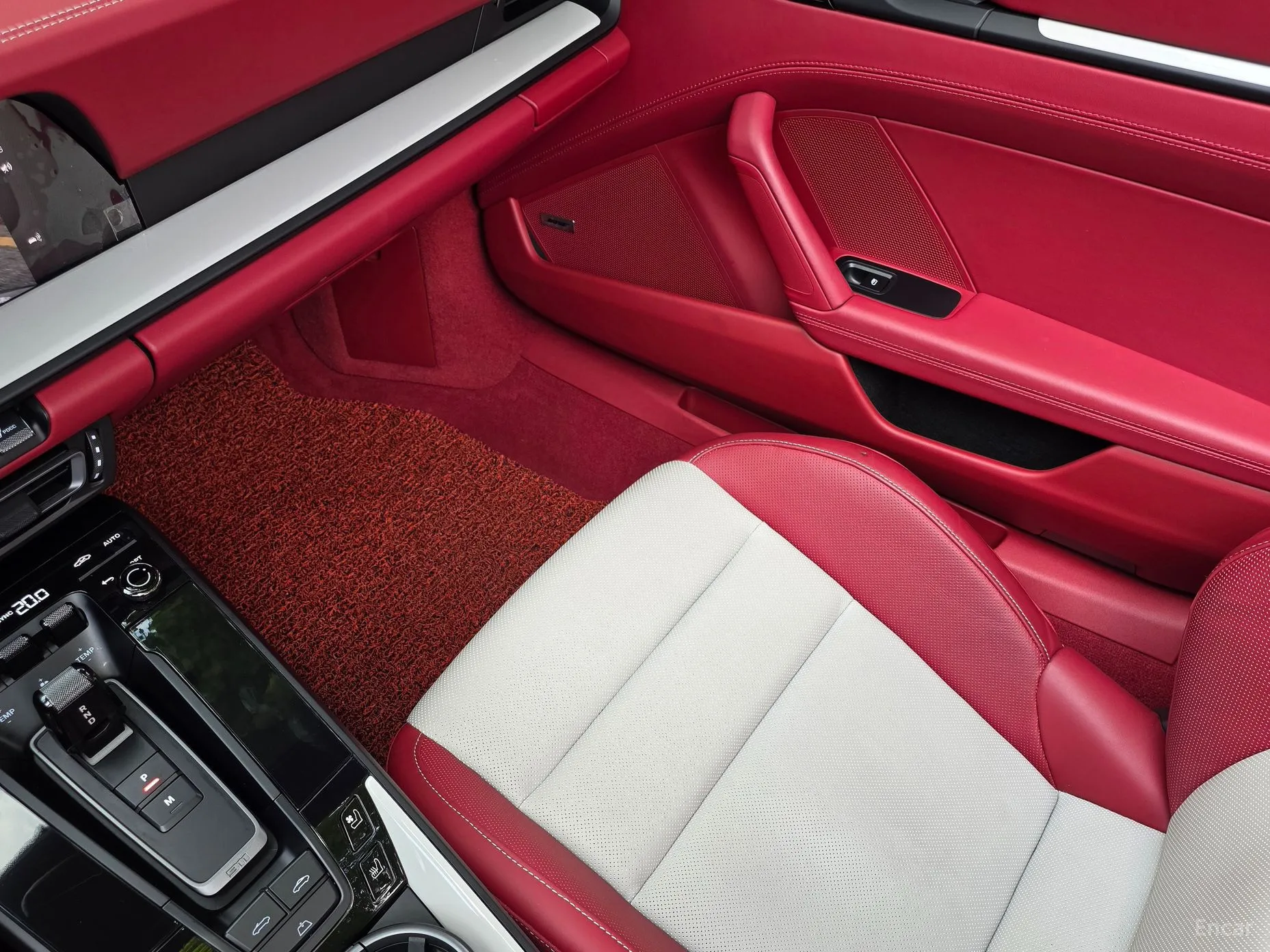Porsche 911 (992) превью 18