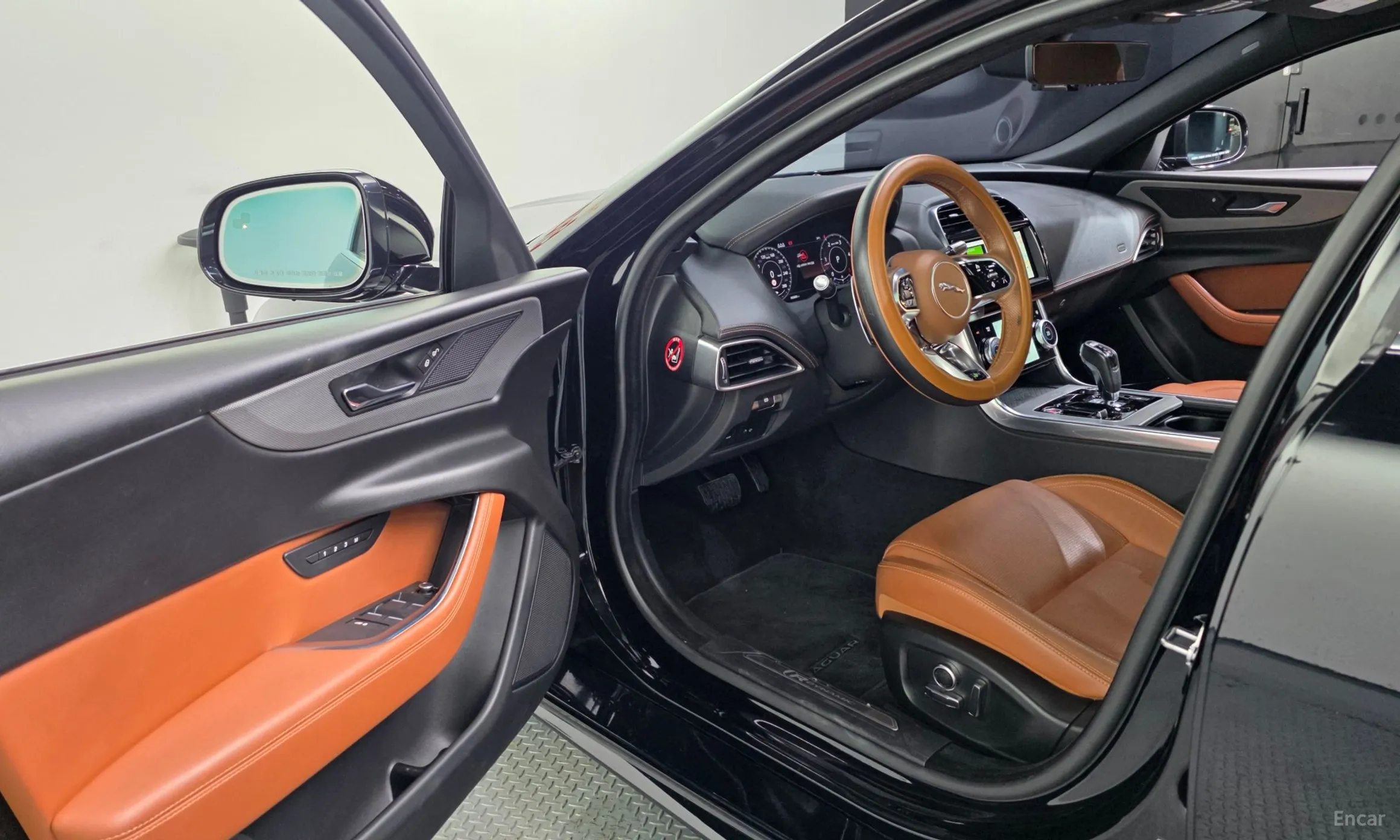 Jaguar XE превью 10