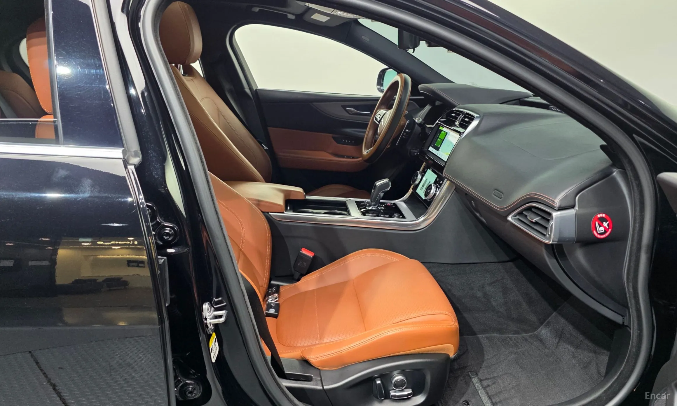 Jaguar XE превью 11