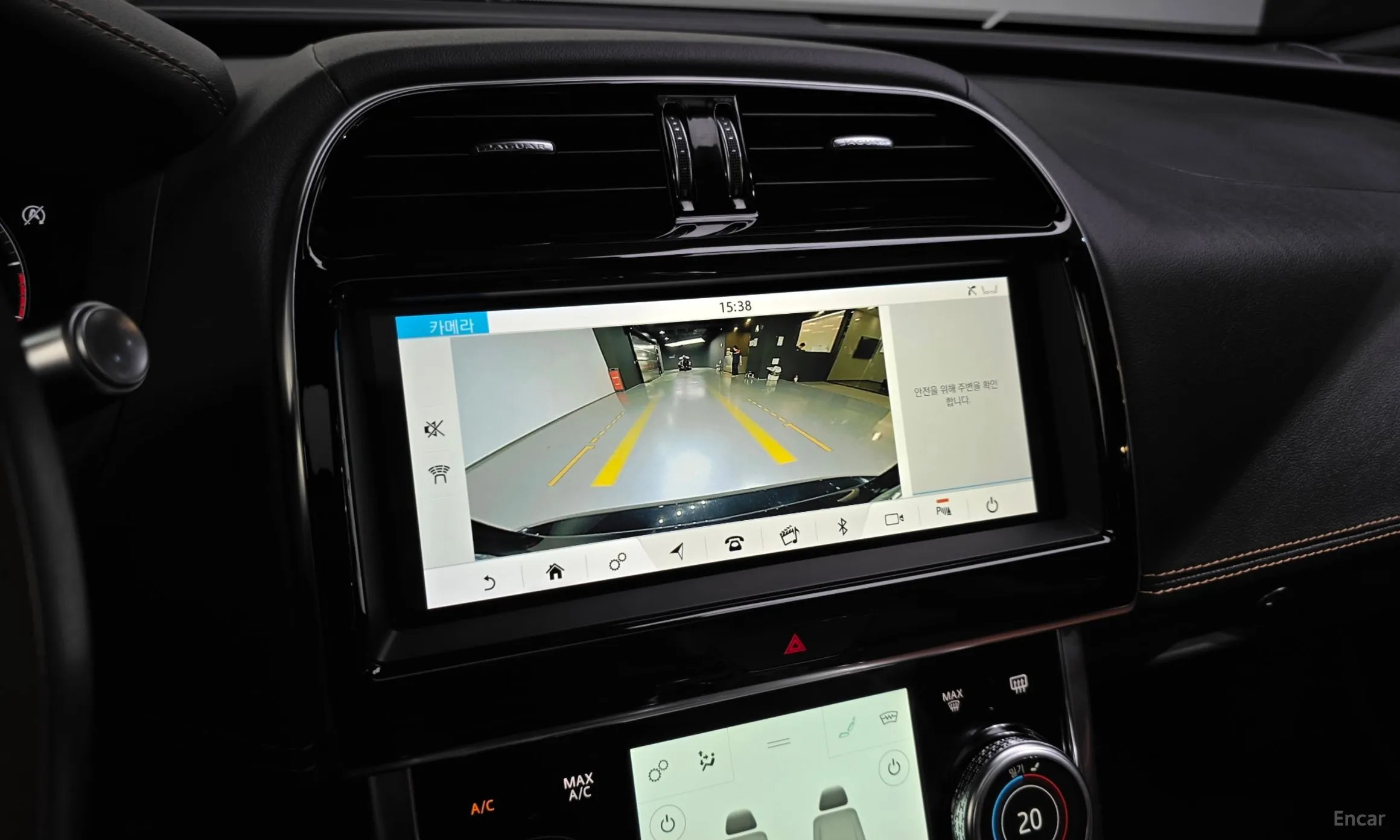 Jaguar XE превью 15