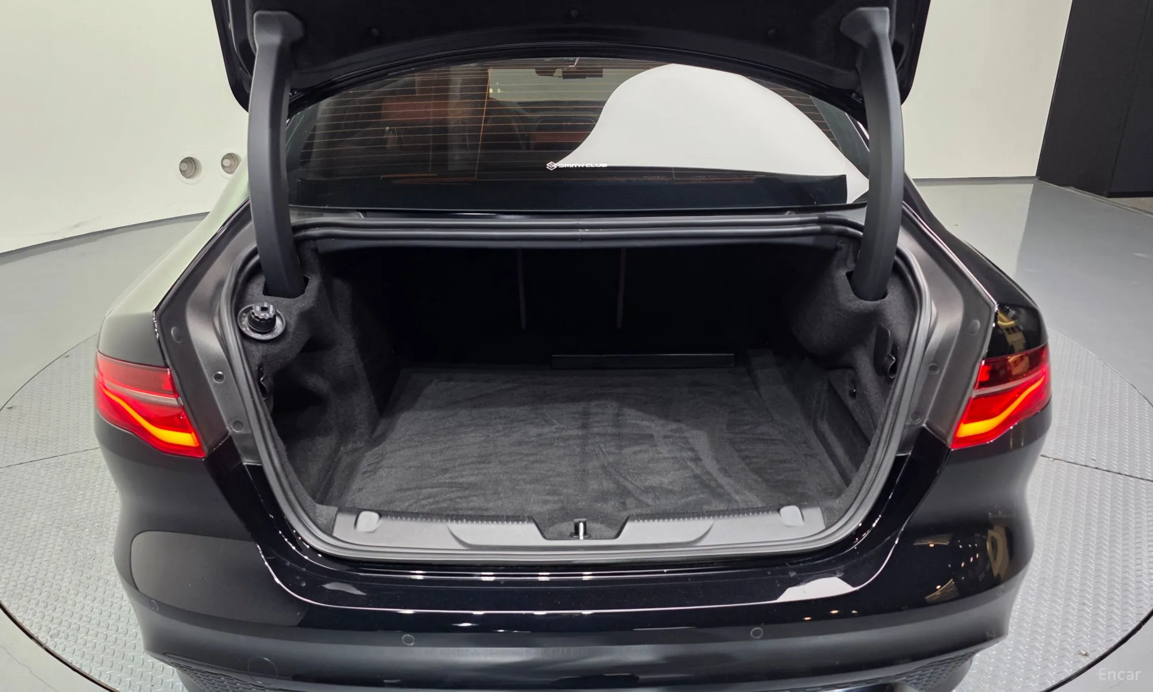 Jaguar XE превью 20