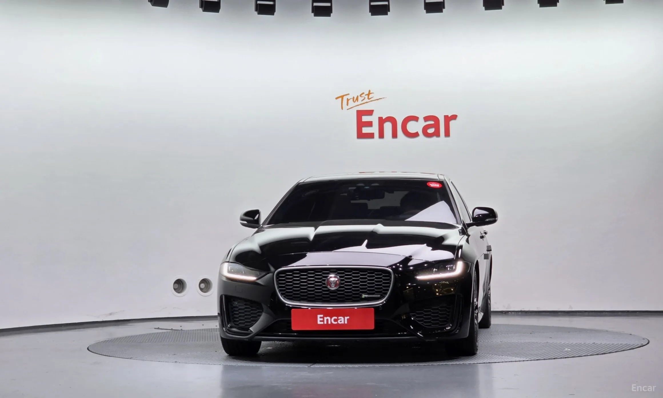Jaguar XE превью 3