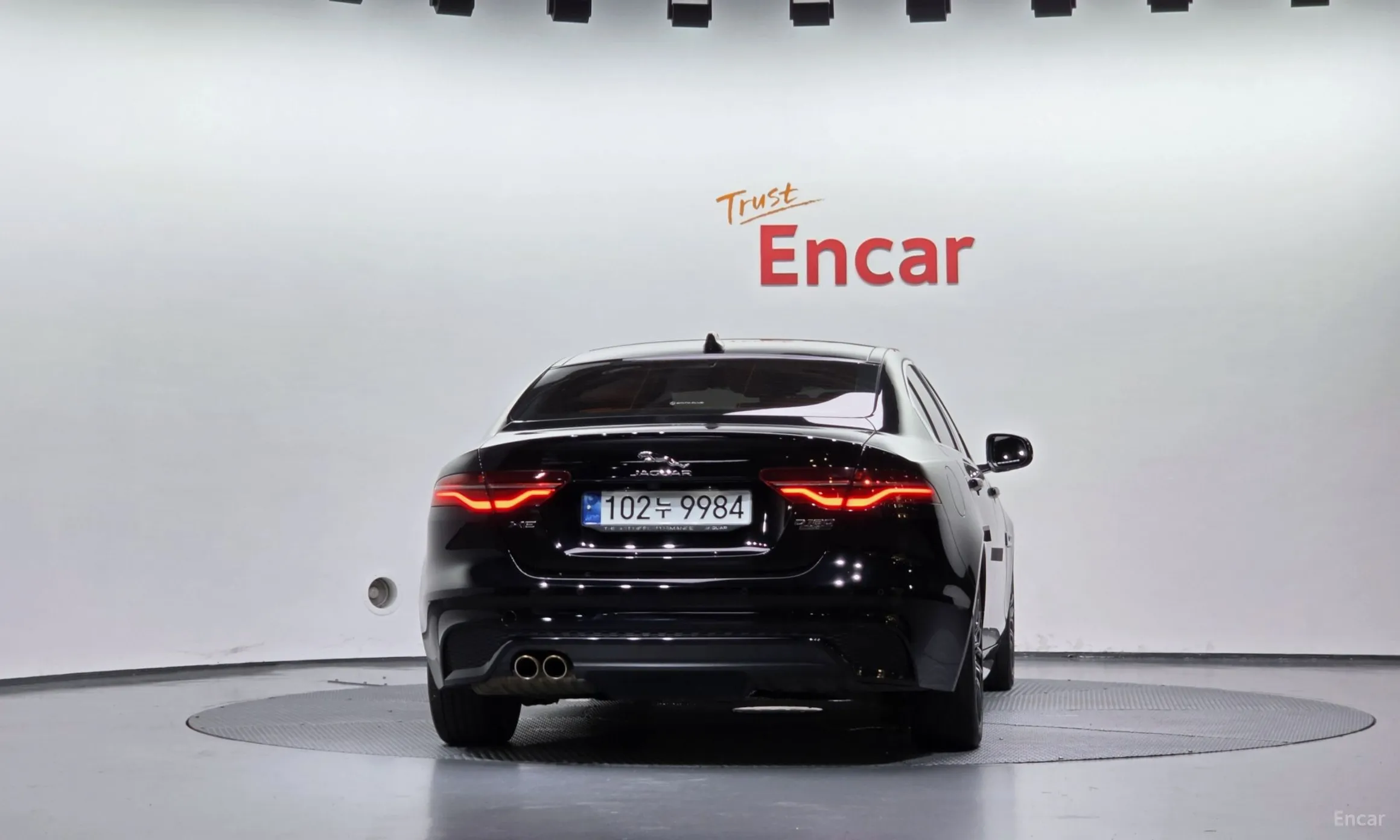 Jaguar XE превью 4