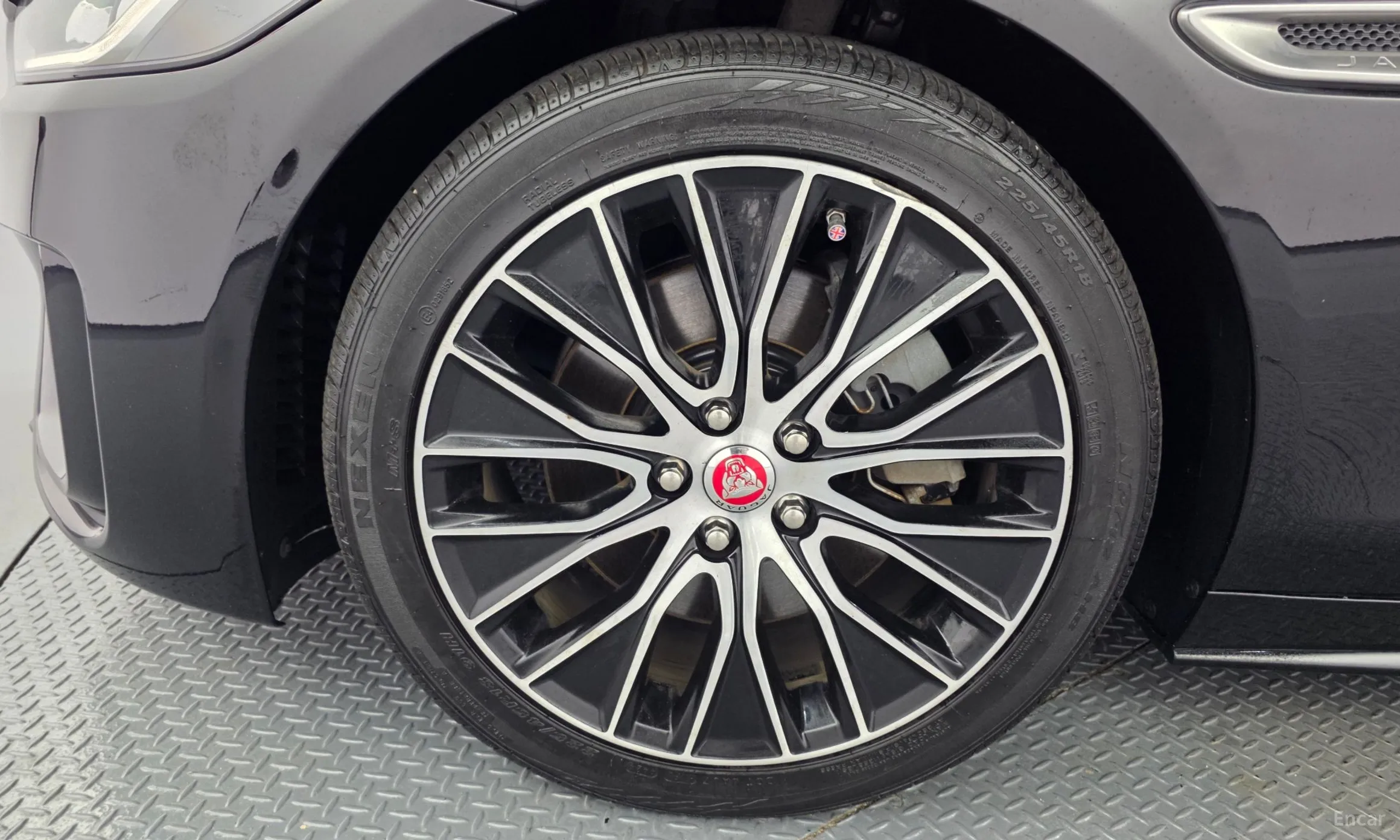 Jaguar XE превью 5