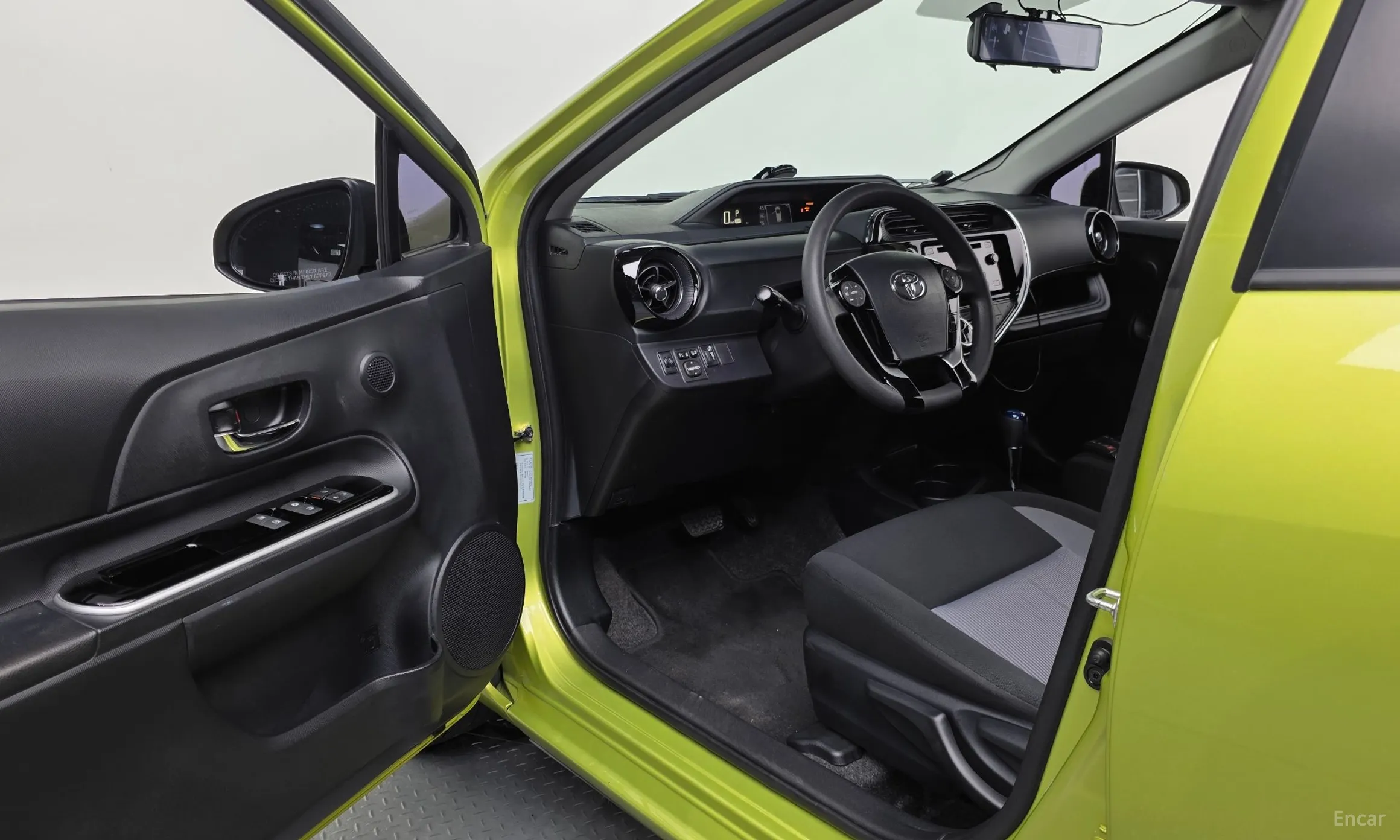 Toyota Prius C превью 10