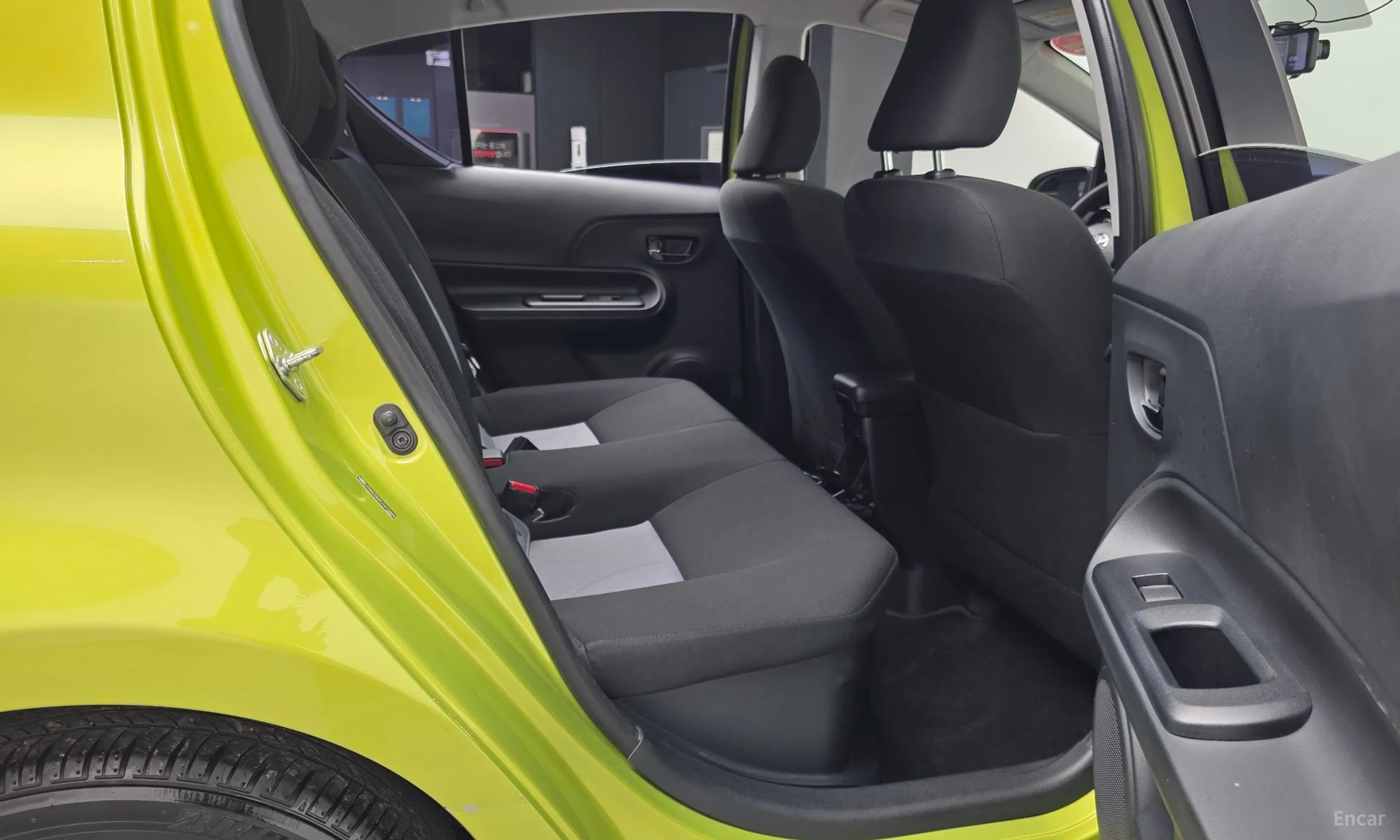 Toyota Prius C превью 12
