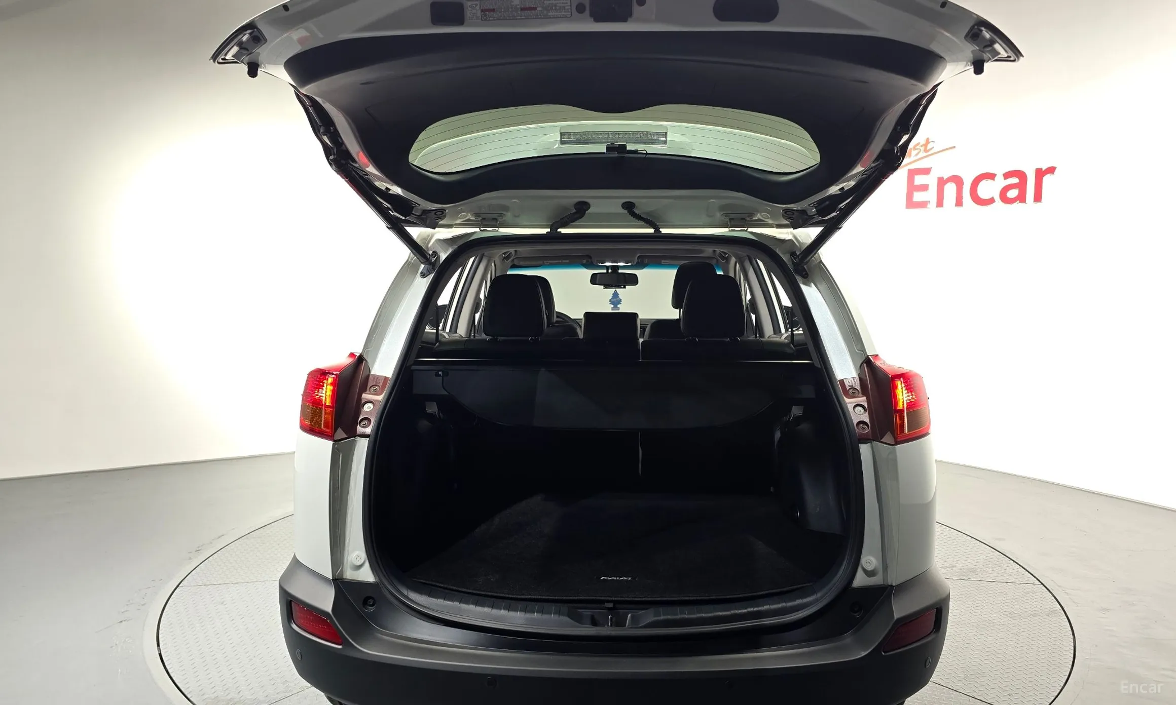 Toyota RAV4 превью 15