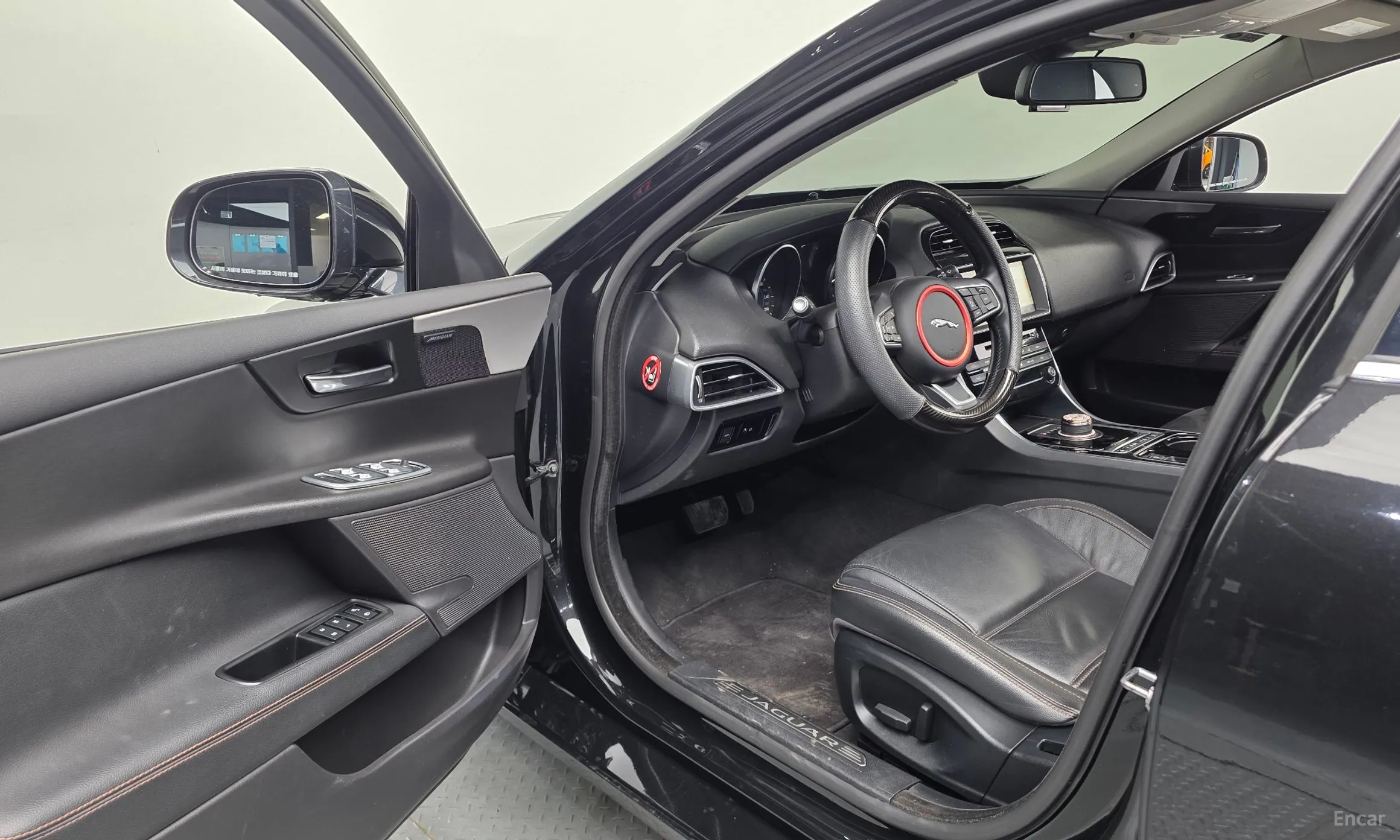Jaguar XE превью 10