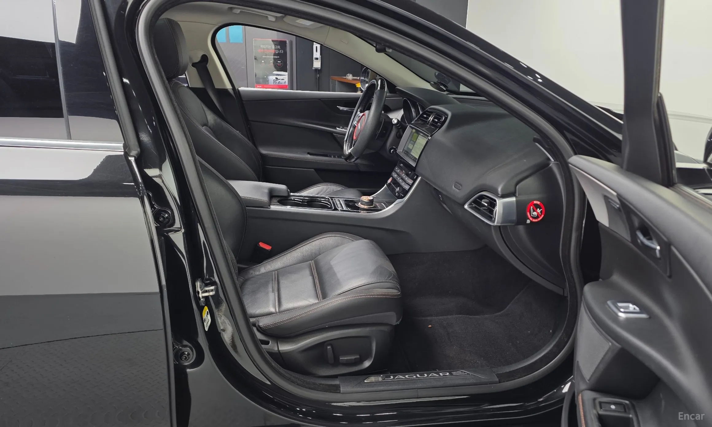 Jaguar XE превью 11
