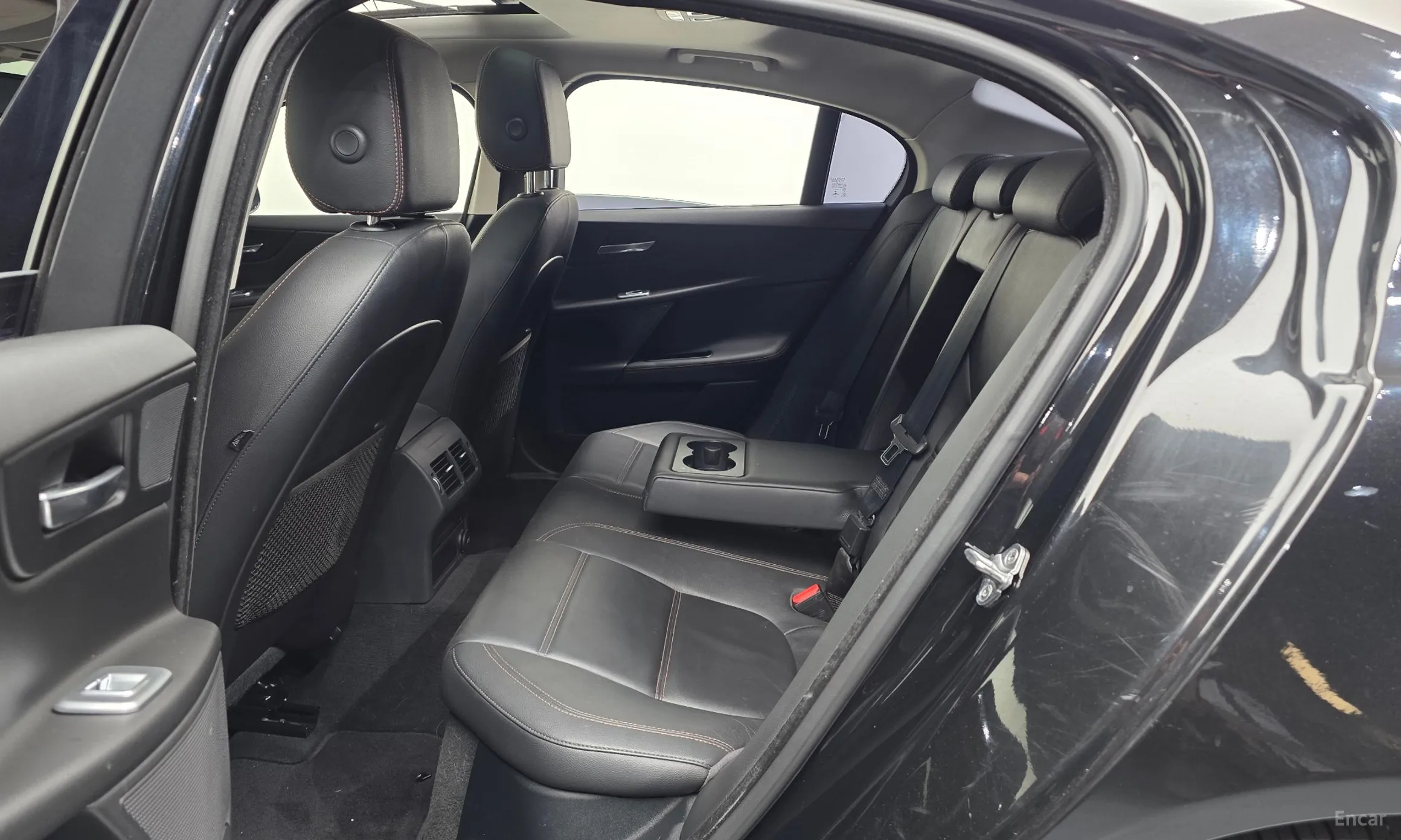 Jaguar XE превью 12
