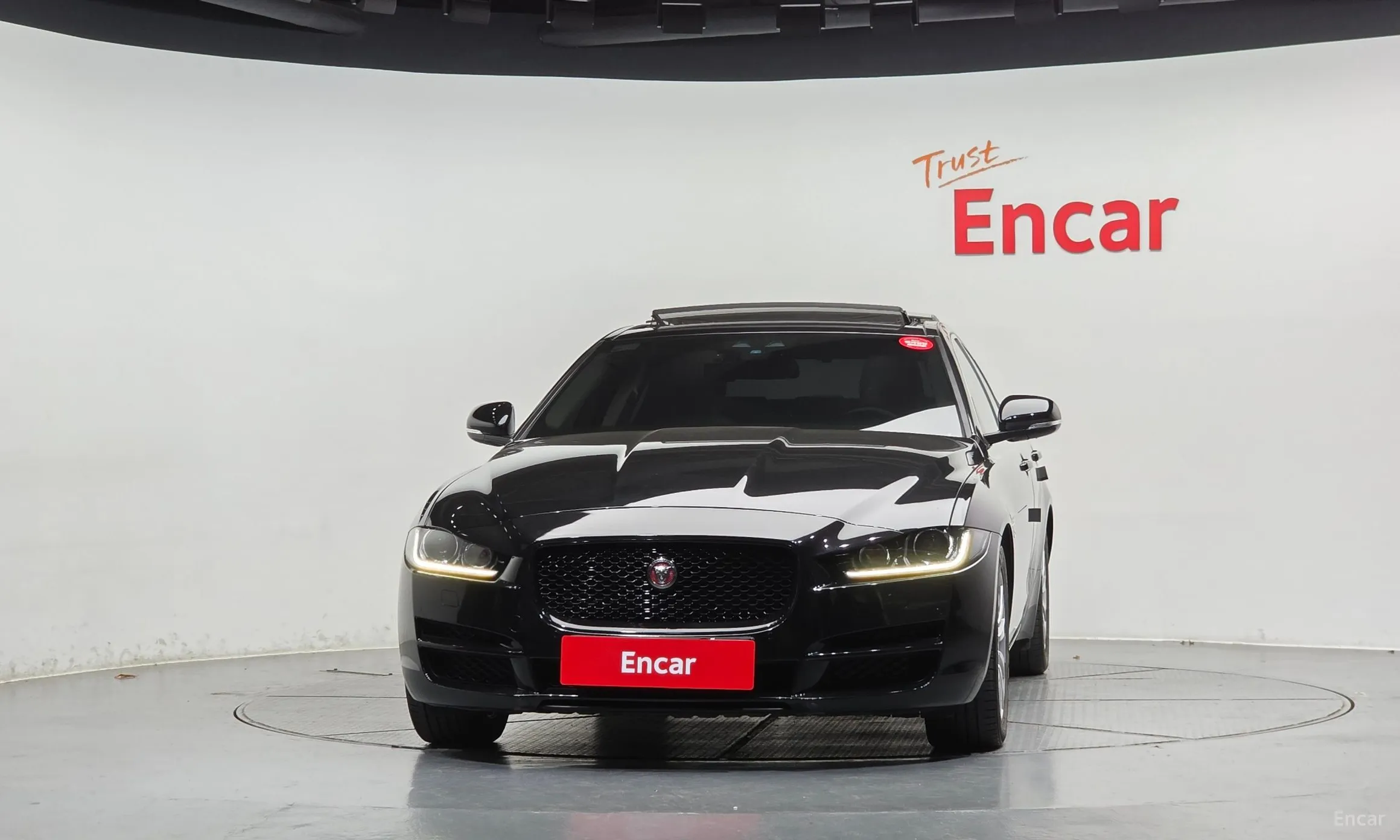 Jaguar XE превью 3