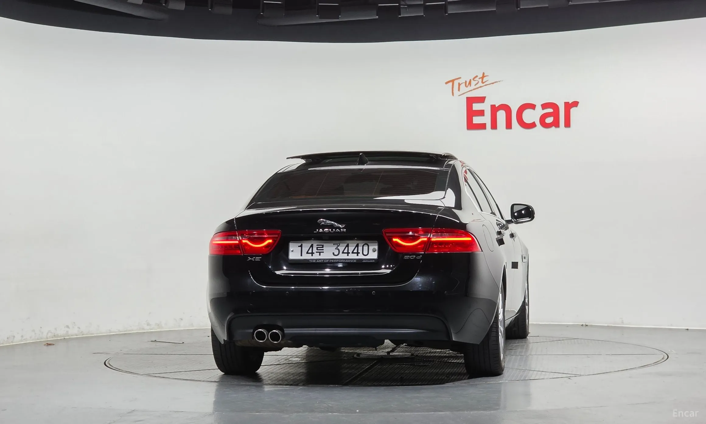 Jaguar XE превью 4