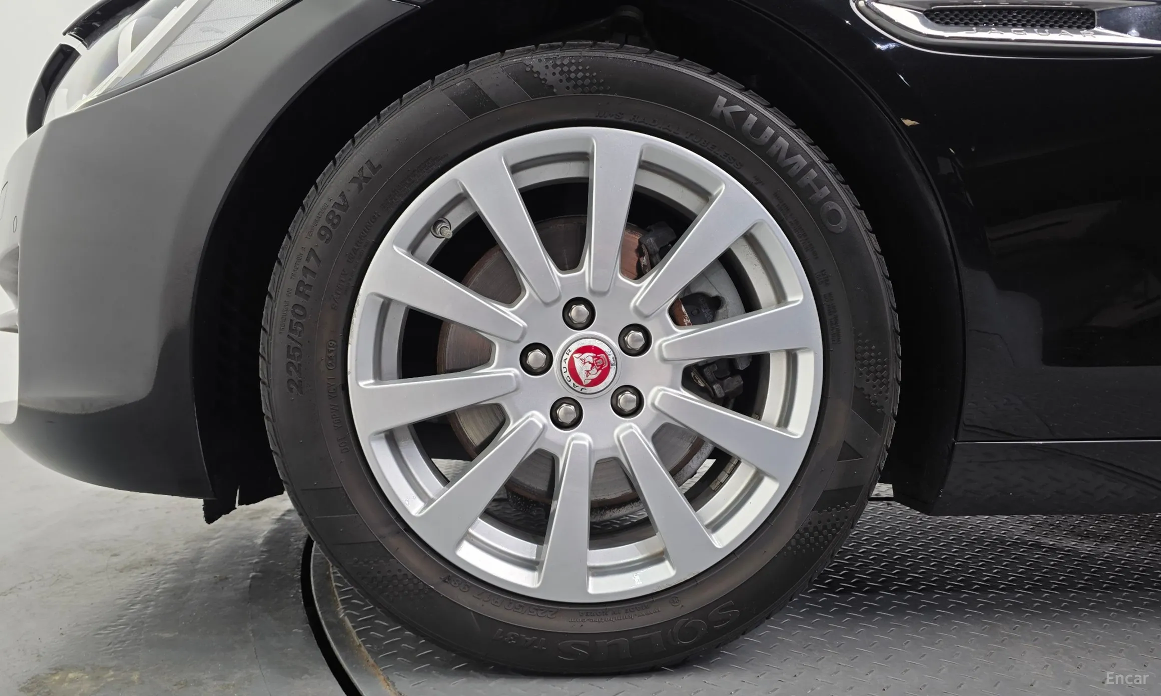 Jaguar XE превью 5