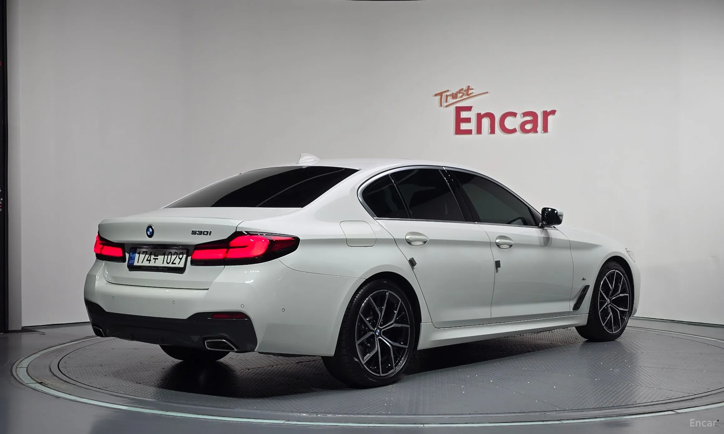 BMW 5 Series (G30) превью 2