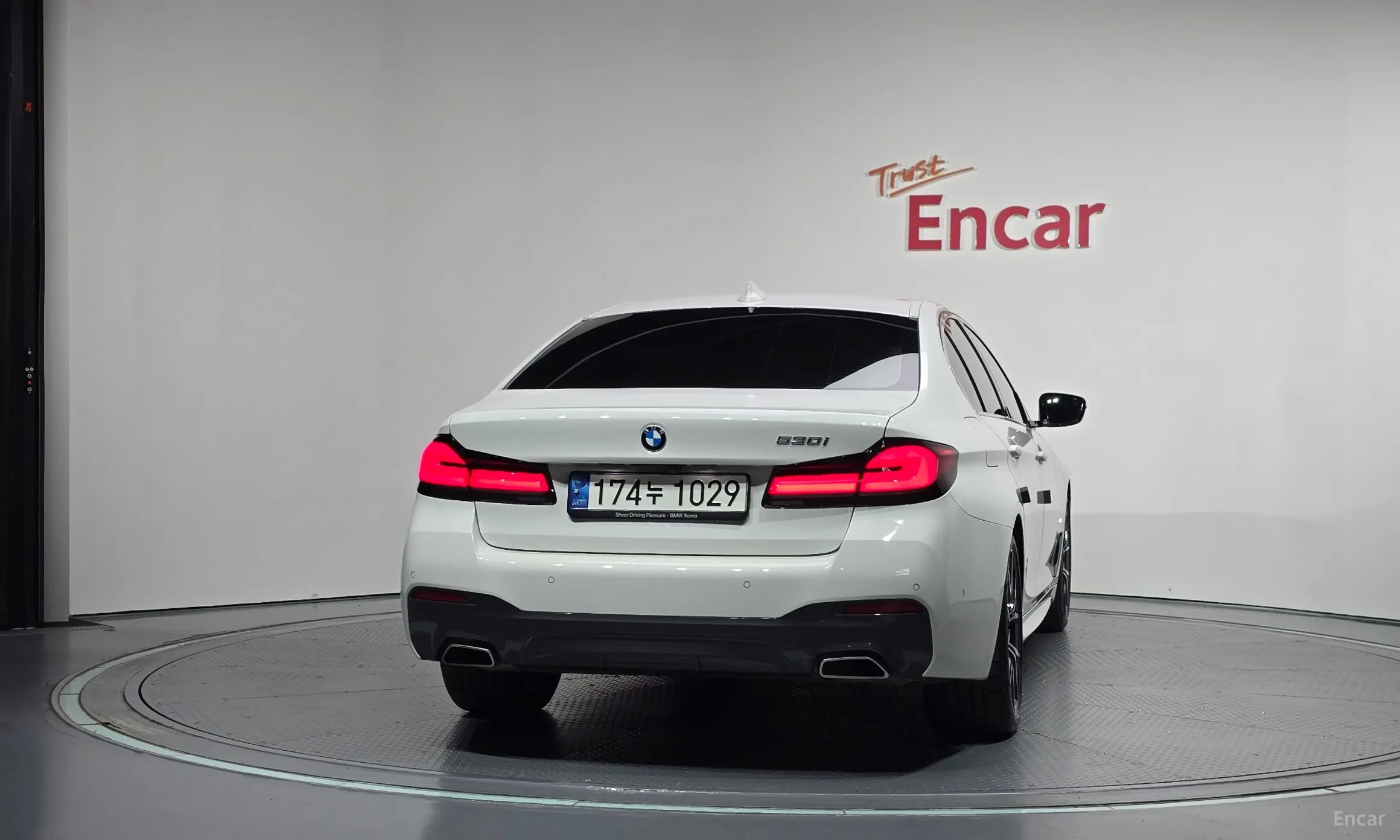 BMW 5 Series (G30) превью 4