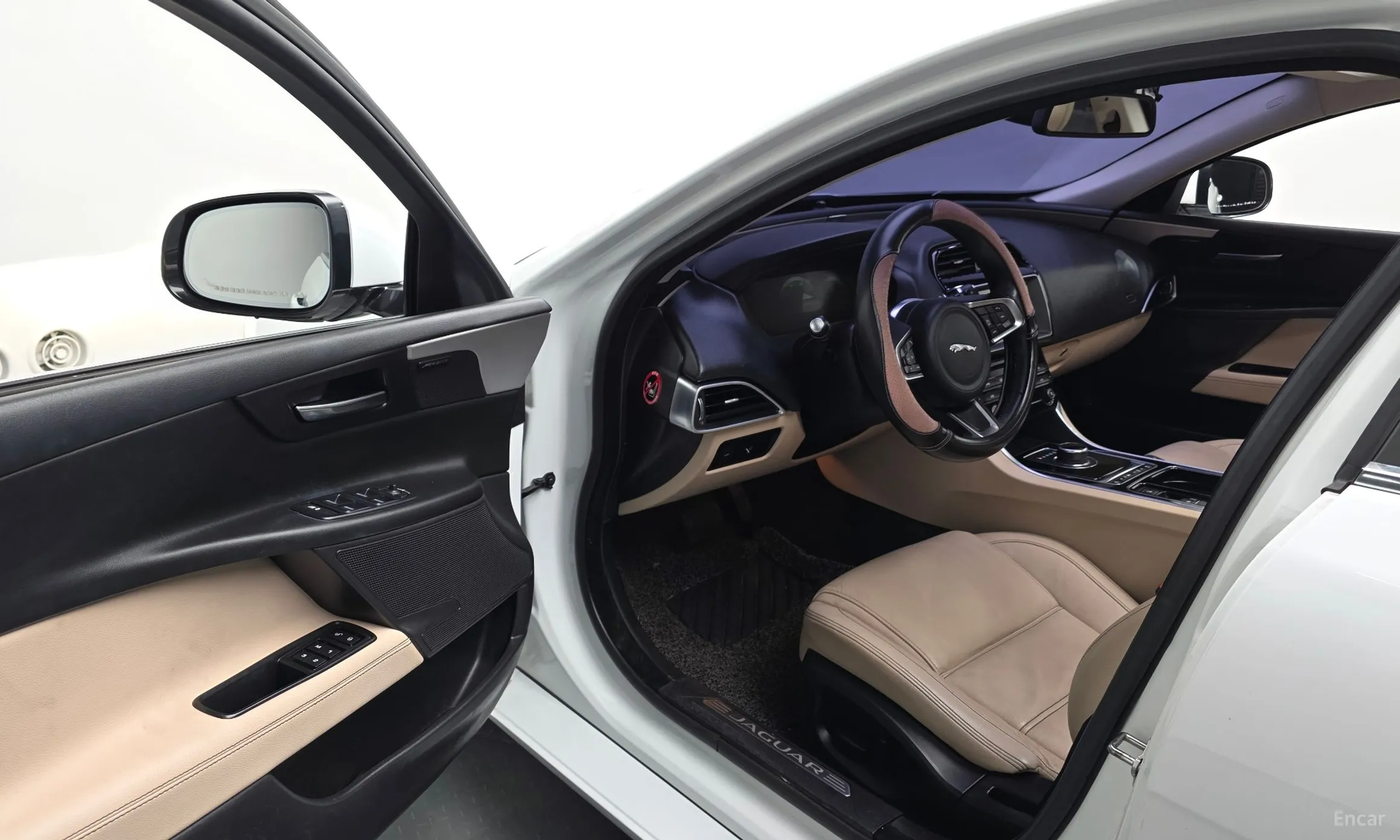 Jaguar XE превью 10
