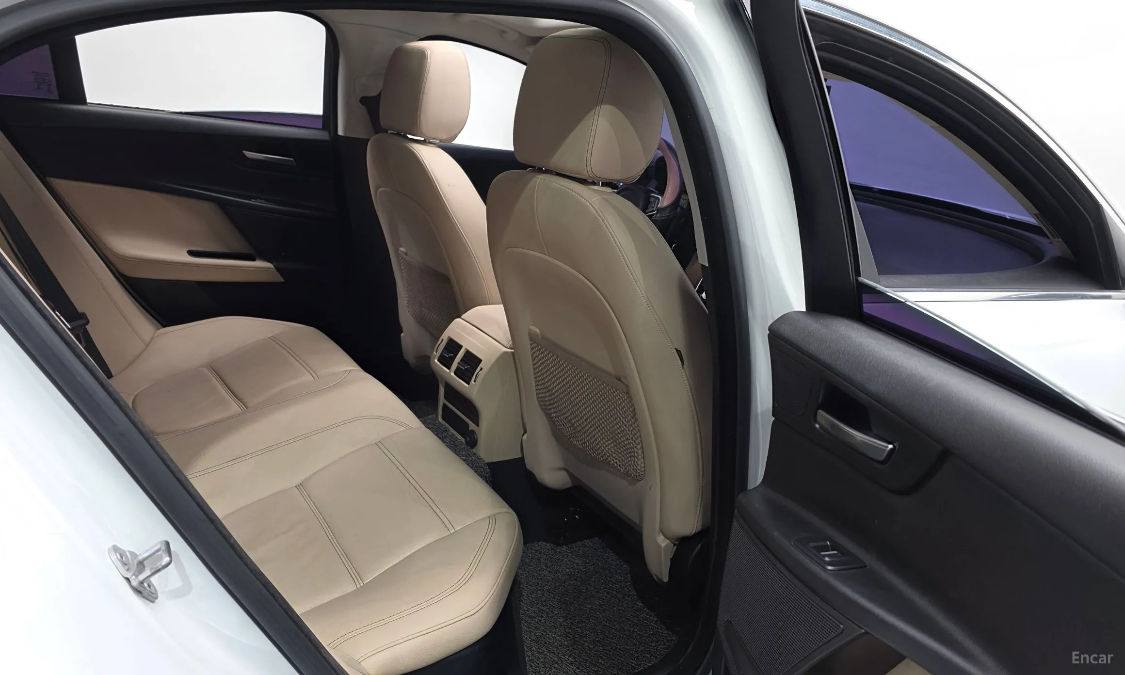 Jaguar XE превью 11
