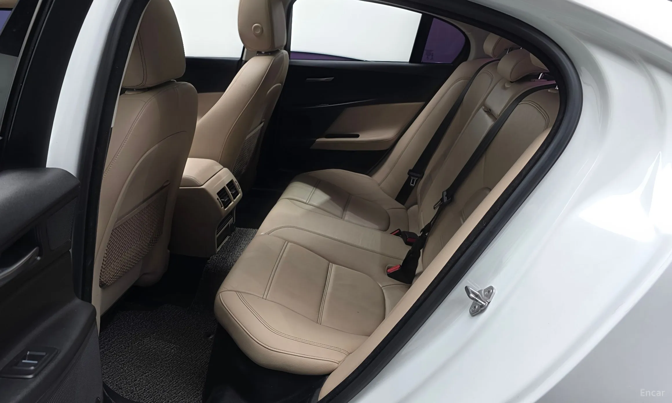 Jaguar XE превью 12