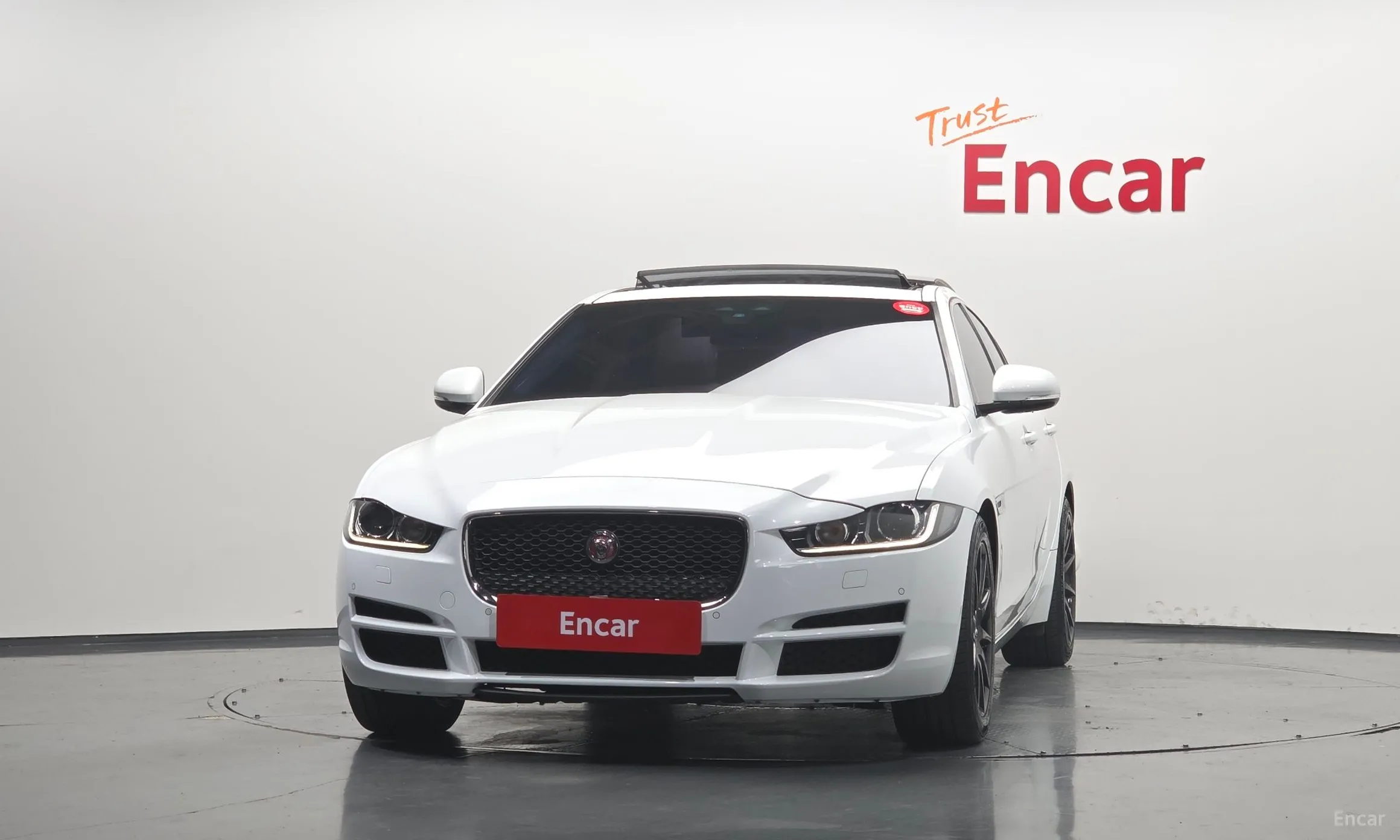 Jaguar XE превью 3