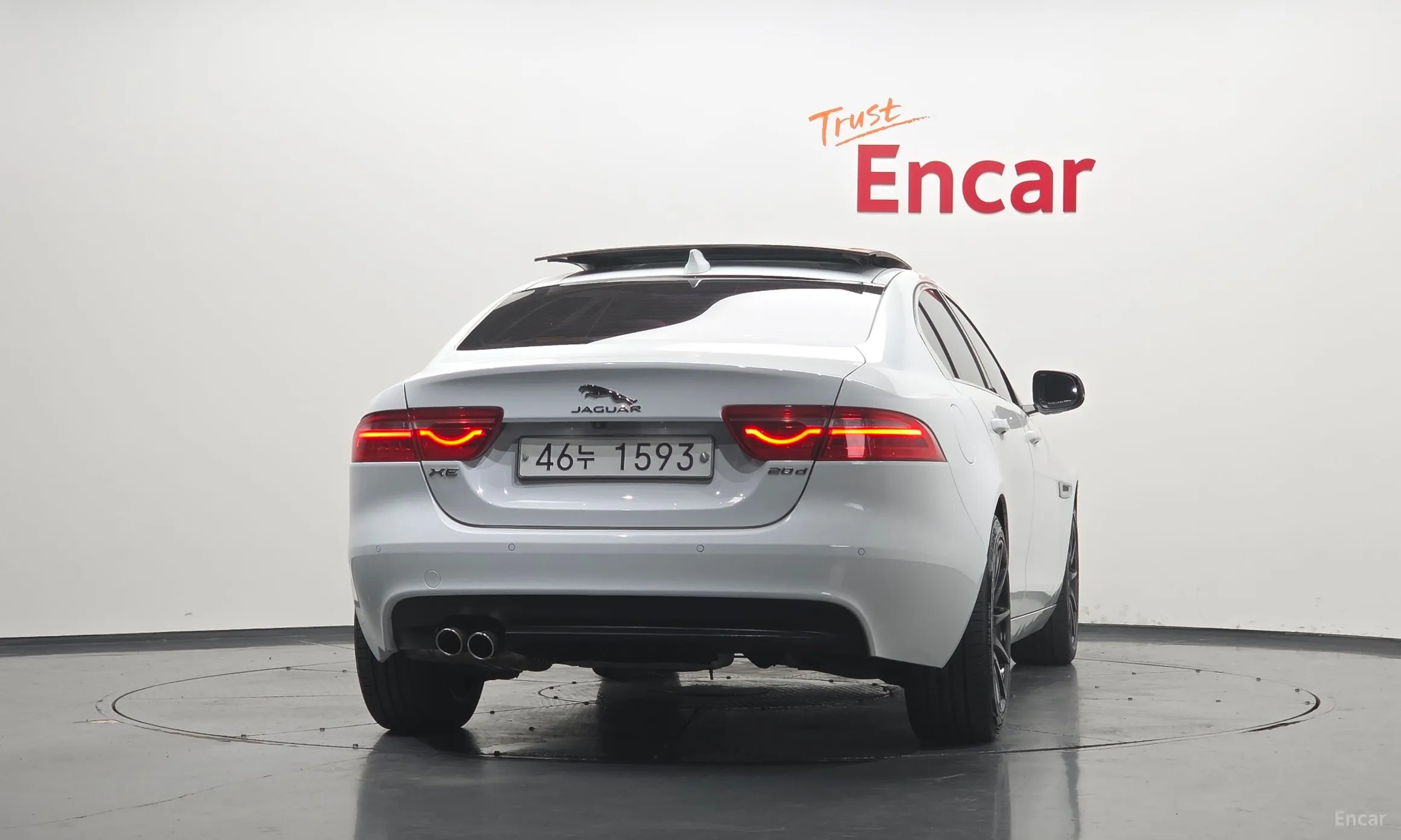 Jaguar XE превью 4