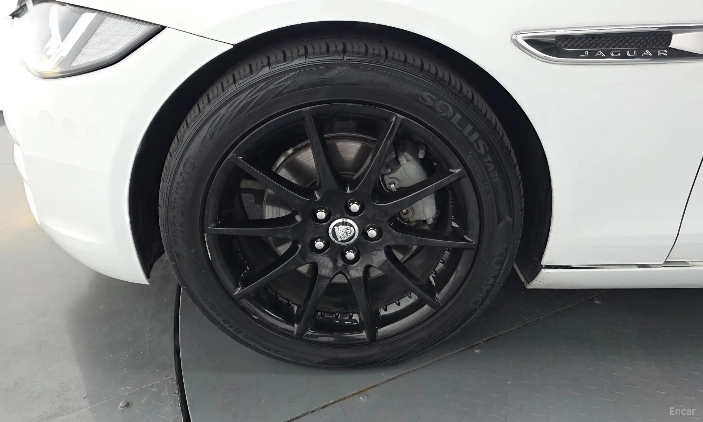 Jaguar XE превью 5