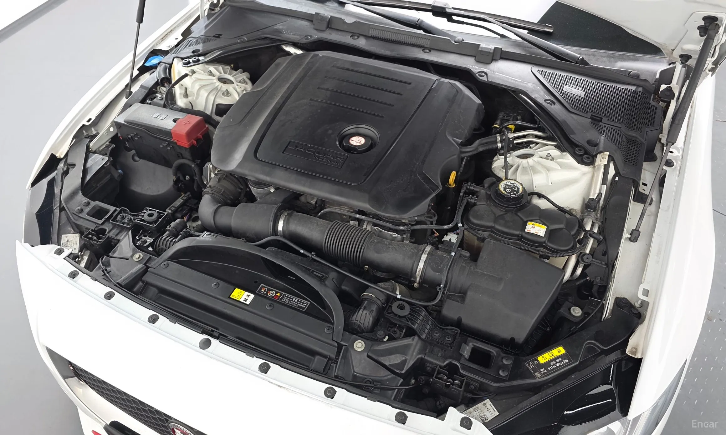 Jaguar XE превью 6