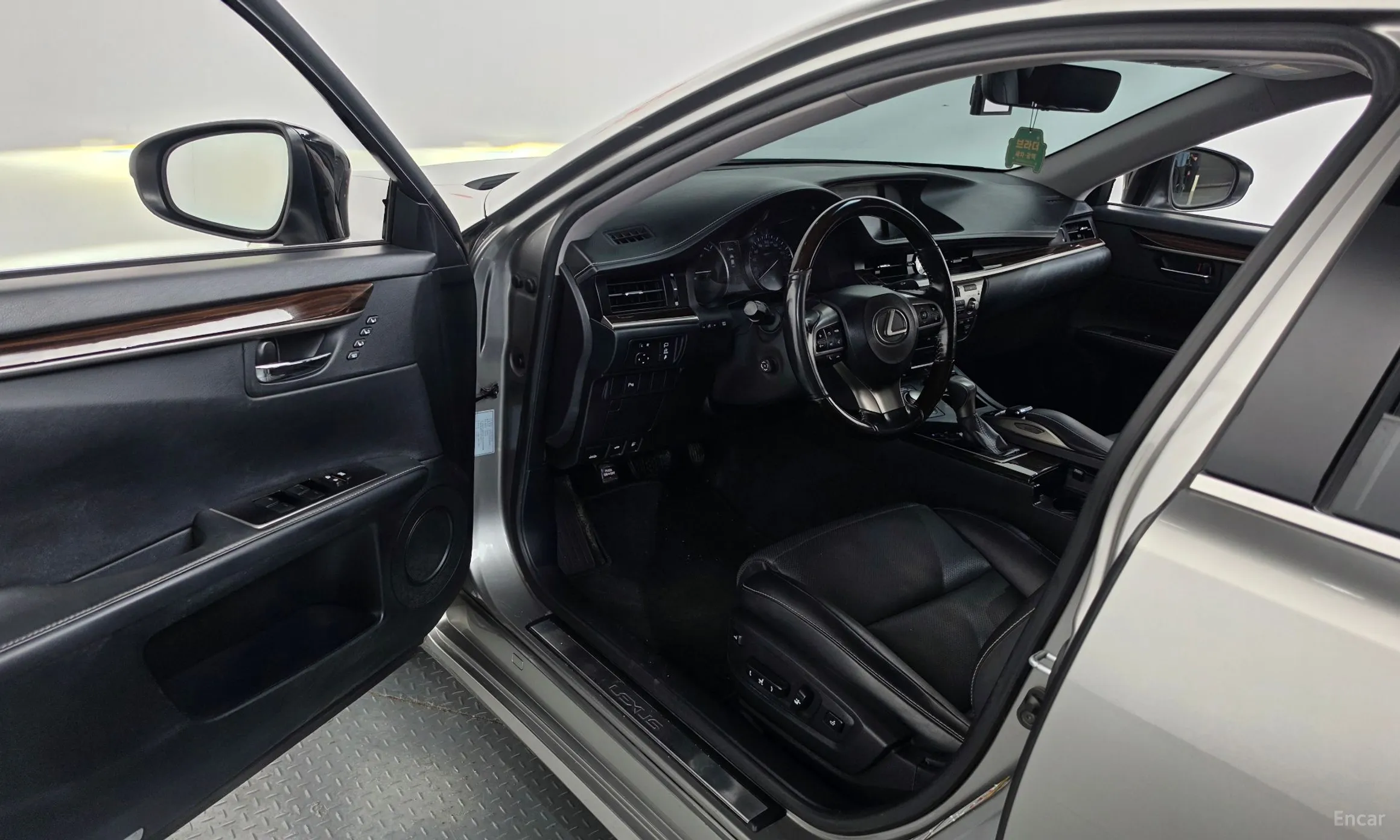 Lexus New ES300h превью 10