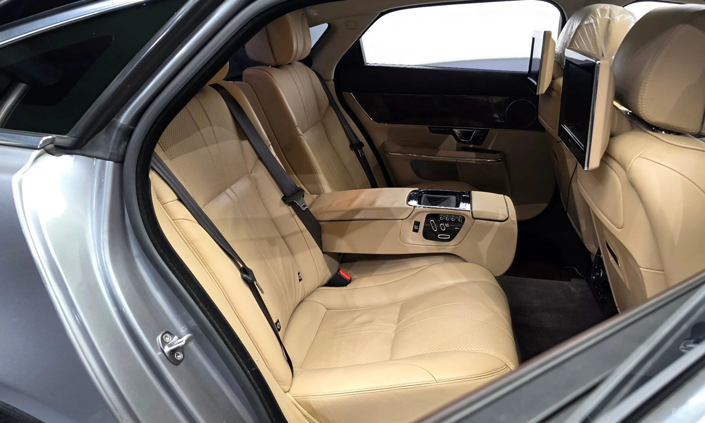 Jaguar All New XJ превью 12