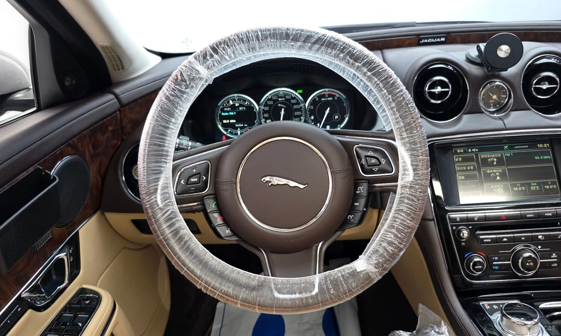 Jaguar All New XJ превью 13