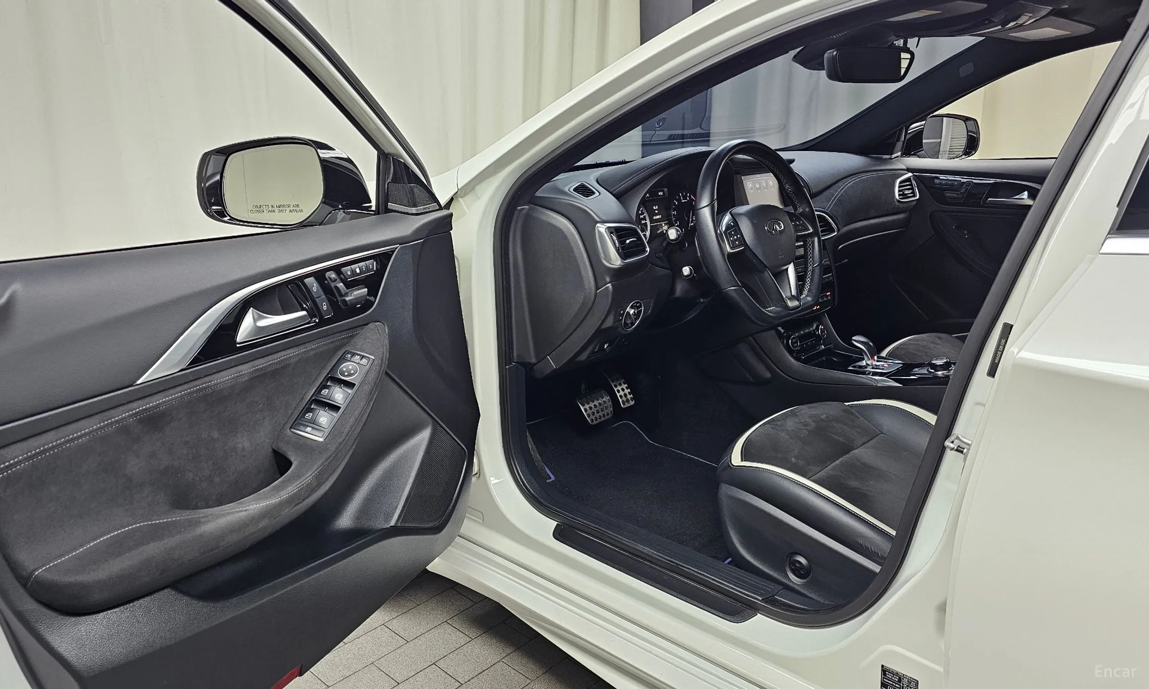 Infiniti Q30 превью 10