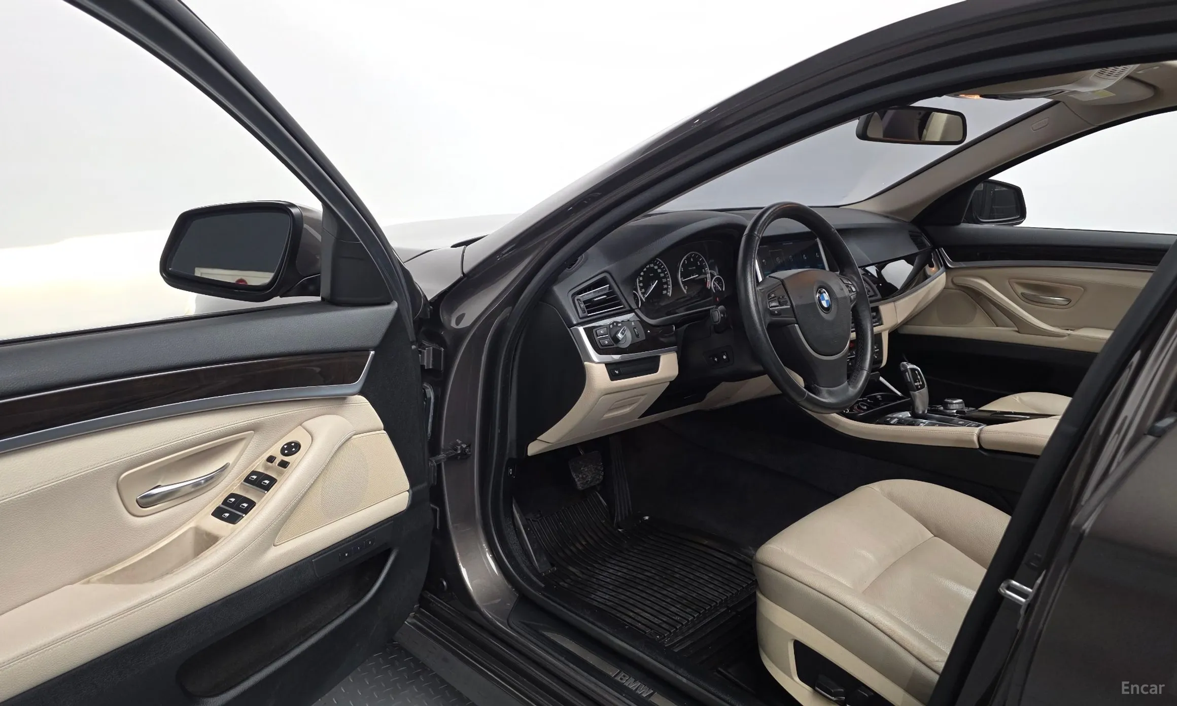 BMW 5 Series (F10) превью 10
