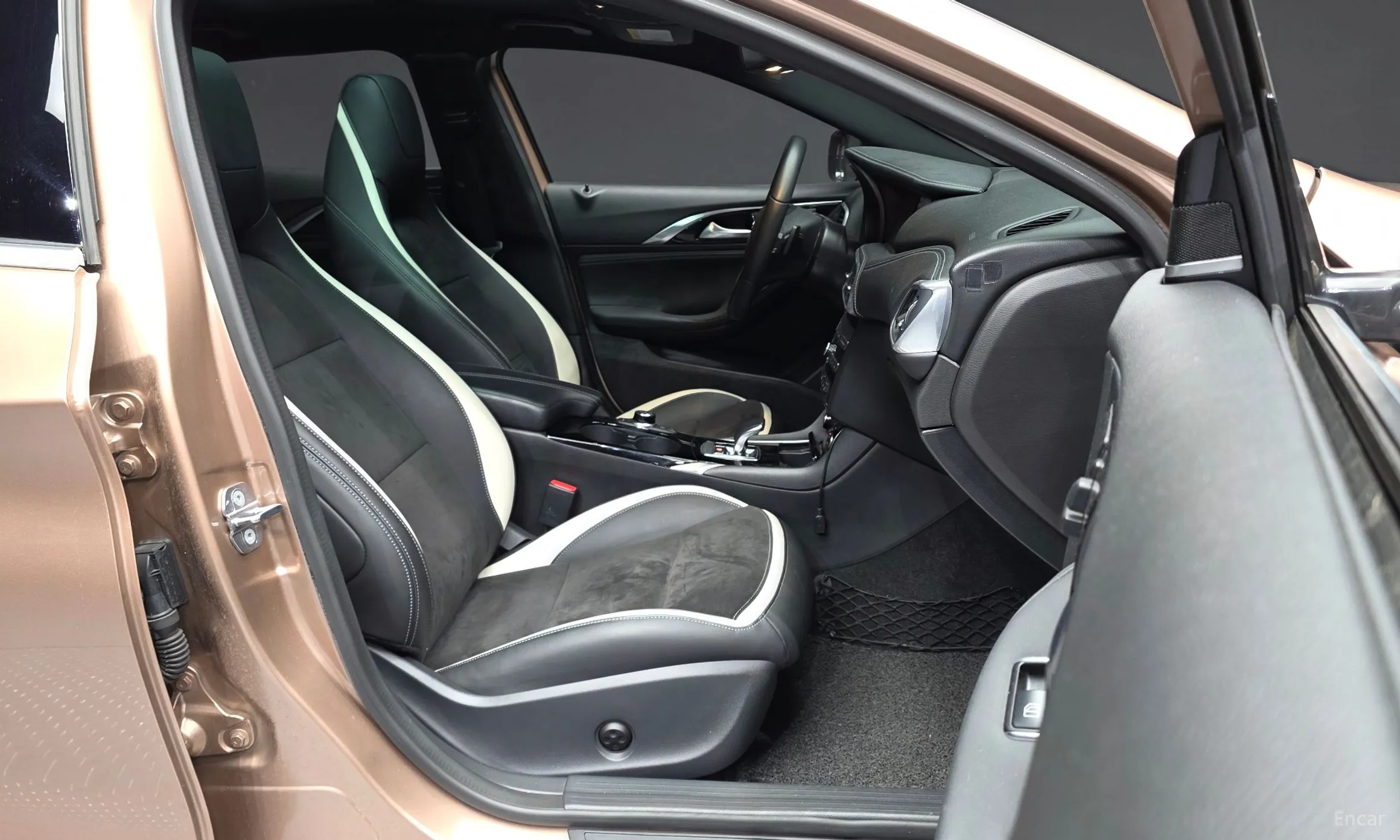 Infiniti Q30 превью 11