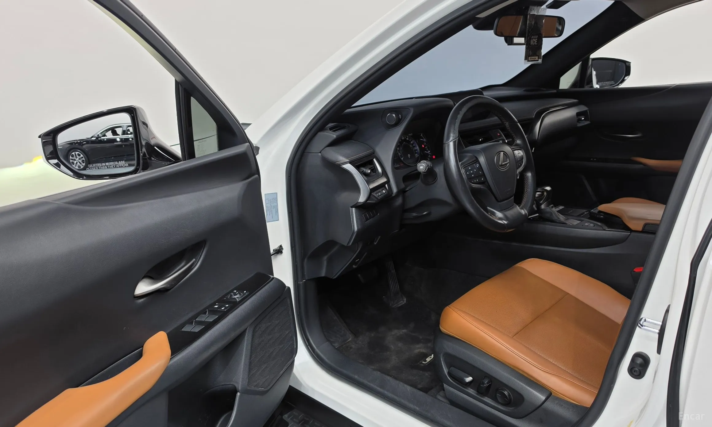 Lexus UX250h превью 10