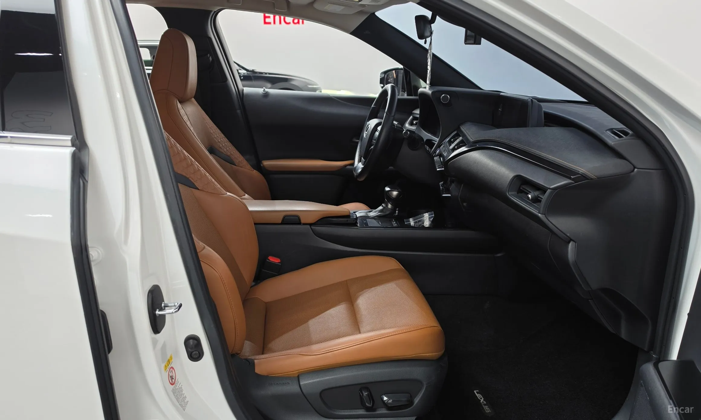 Lexus UX250h превью 11