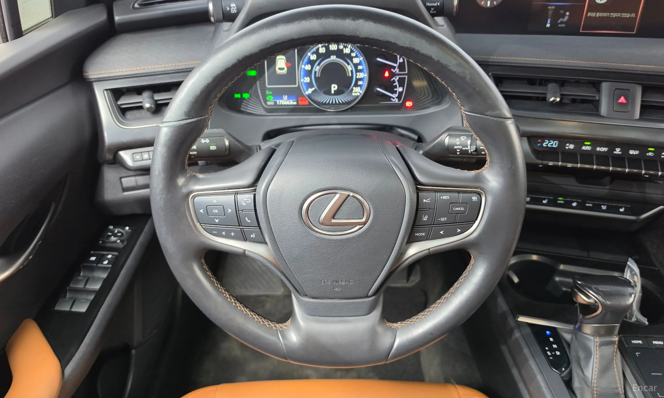 Lexus UX250h превью 12