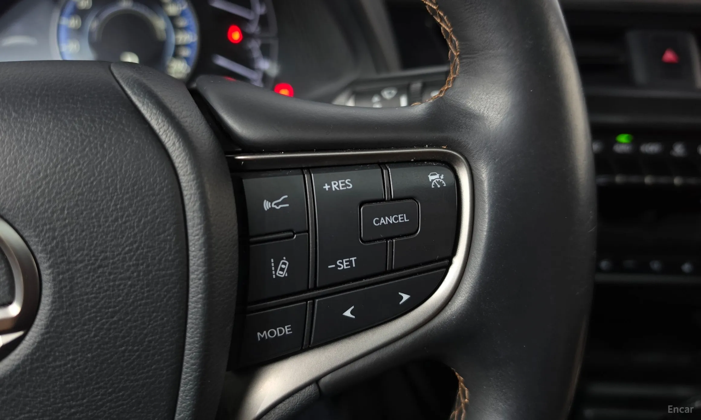 Lexus UX250h превью 15