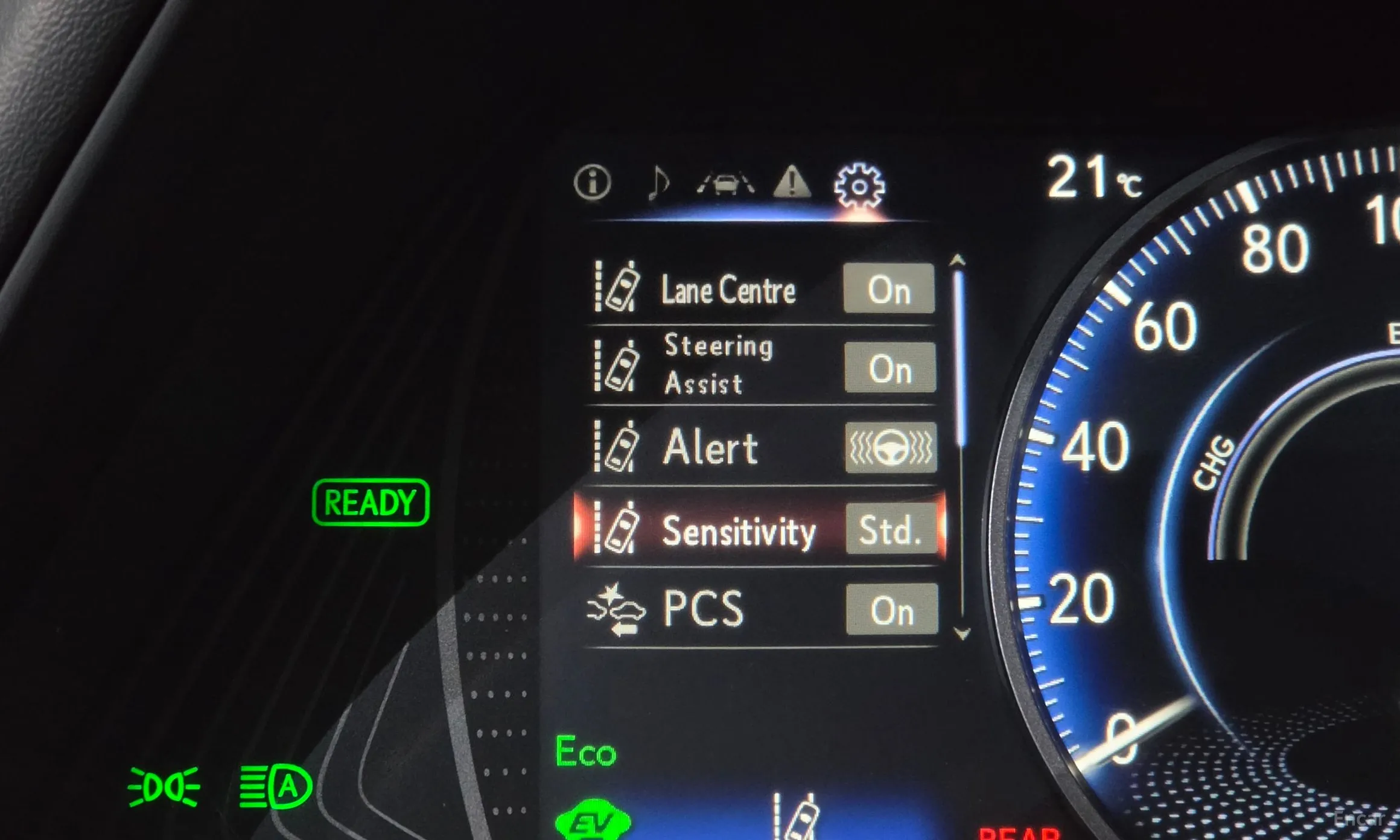 Lexus UX250h превью 18