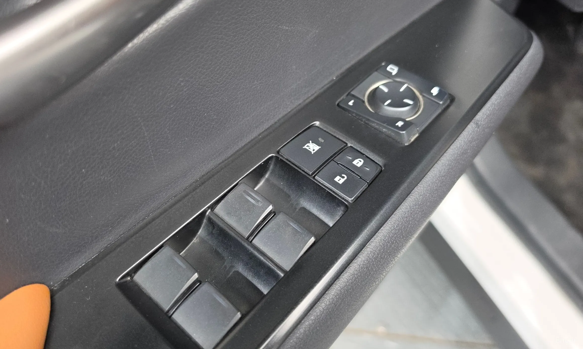 Lexus UX250h превью 20