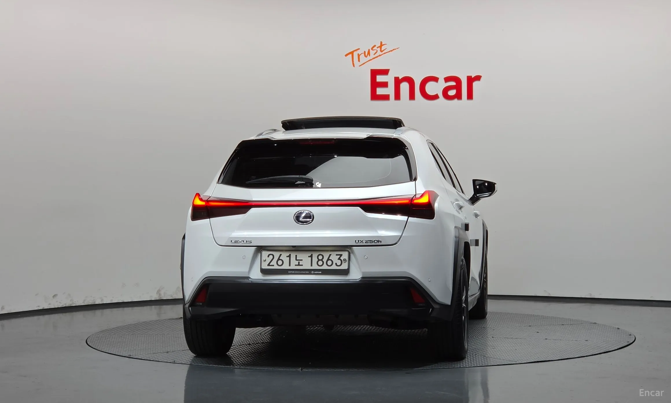 Lexus UX250h превью 4