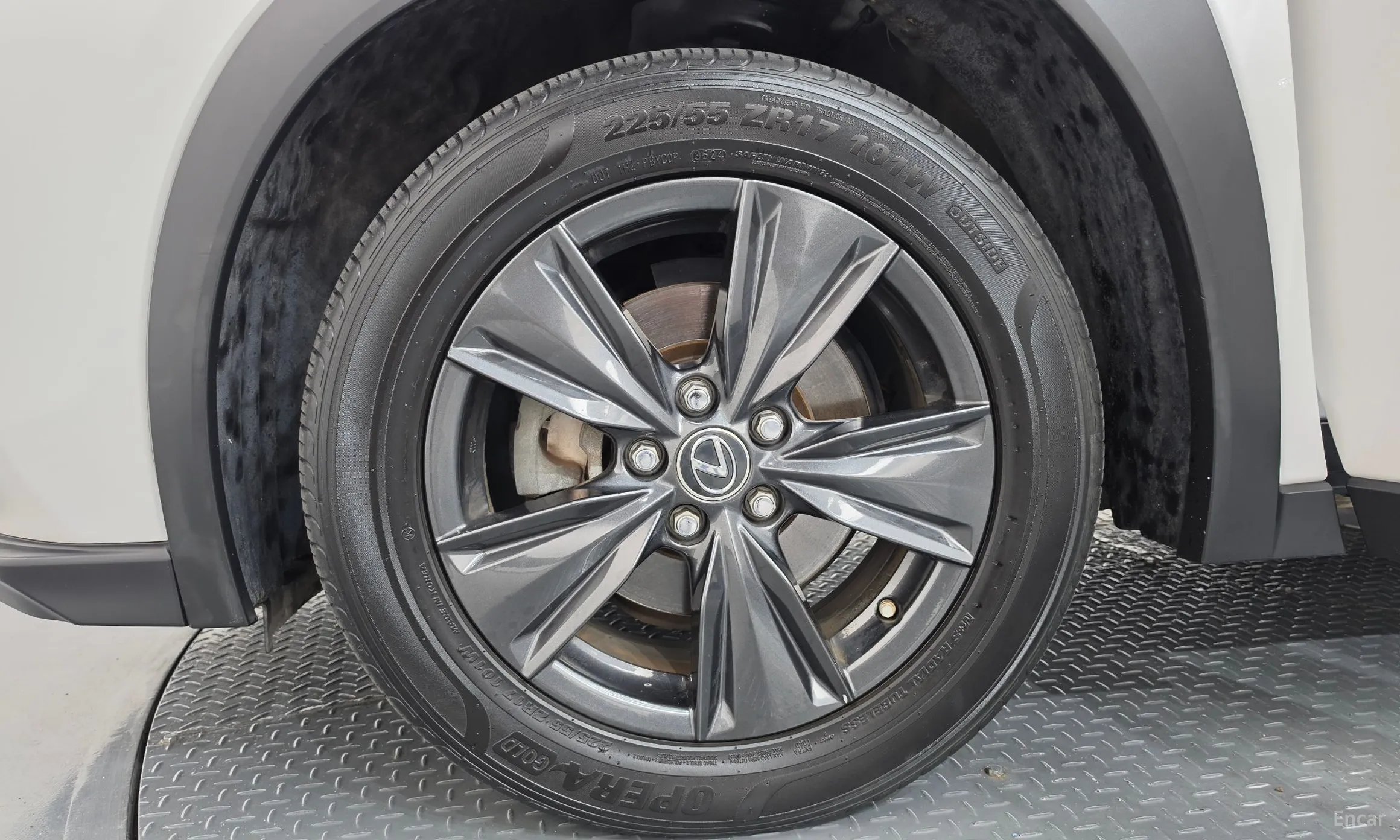 Lexus UX250h превью 5